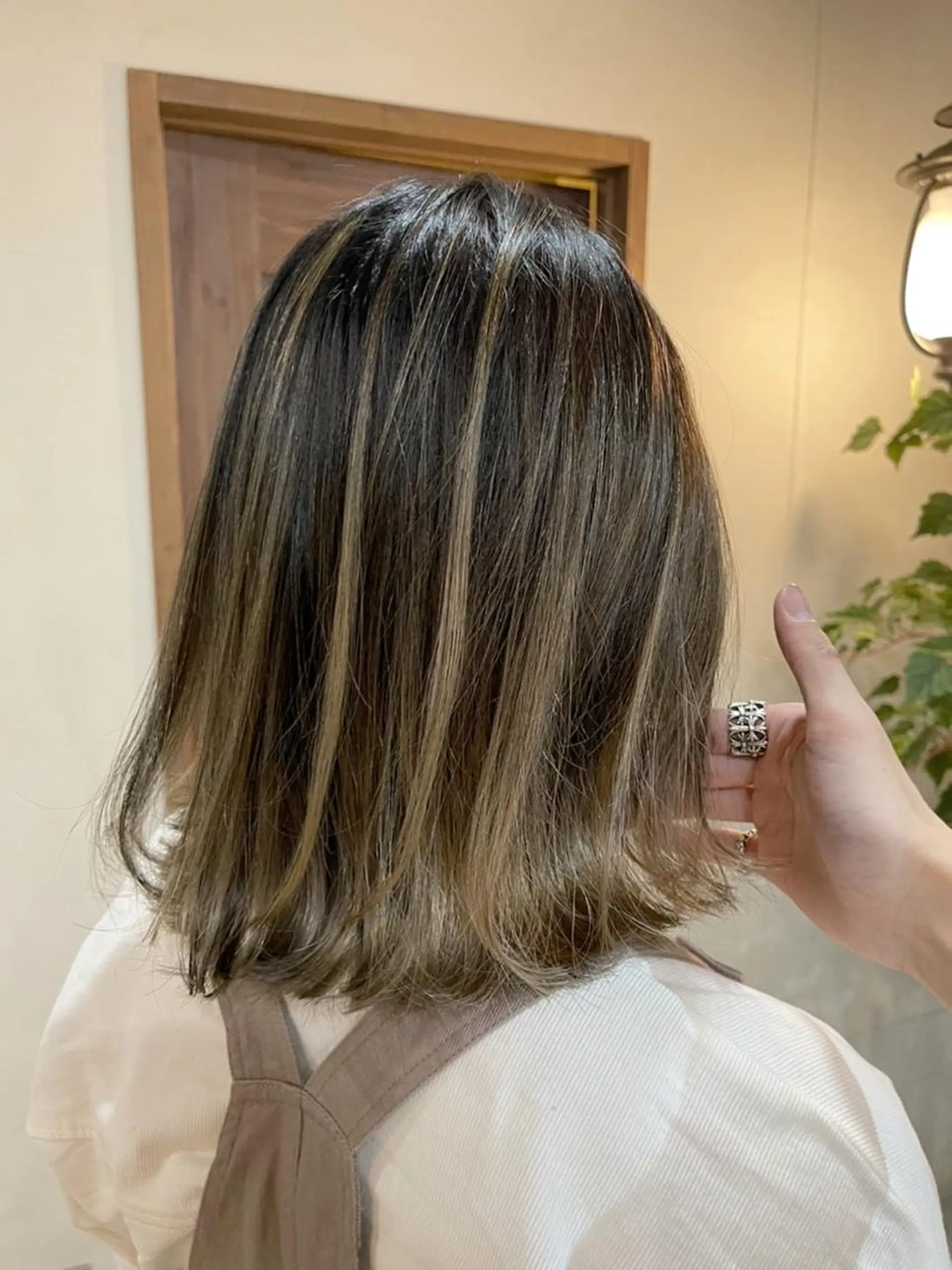 ミディアム カラー バレイヤージュ レイヤーカット ハイトーンブリーチ 土坂　由志【京都】のヘアスタイル