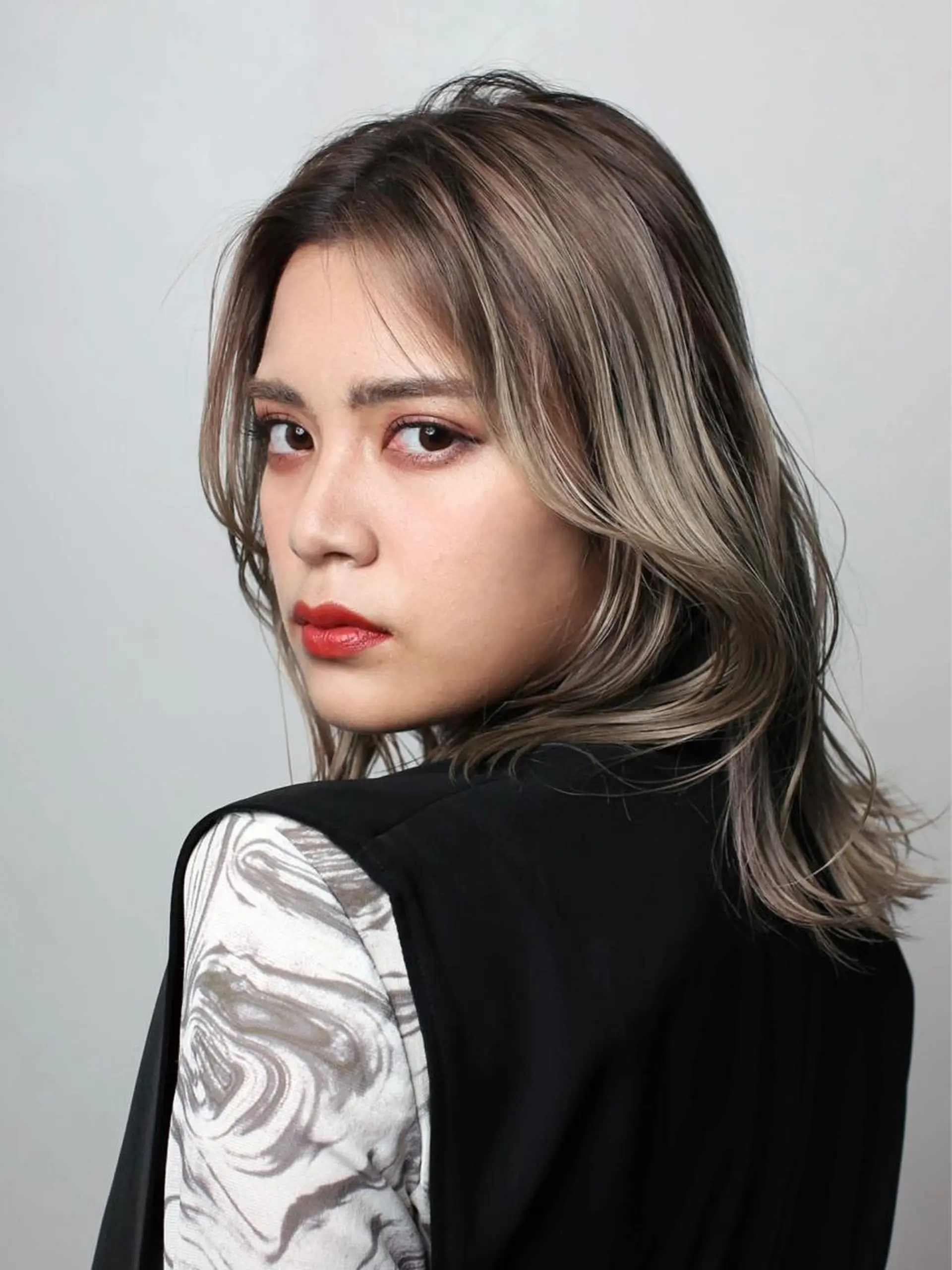 カラー バレイヤージュ 阪口 依美奈のヘアスタイル