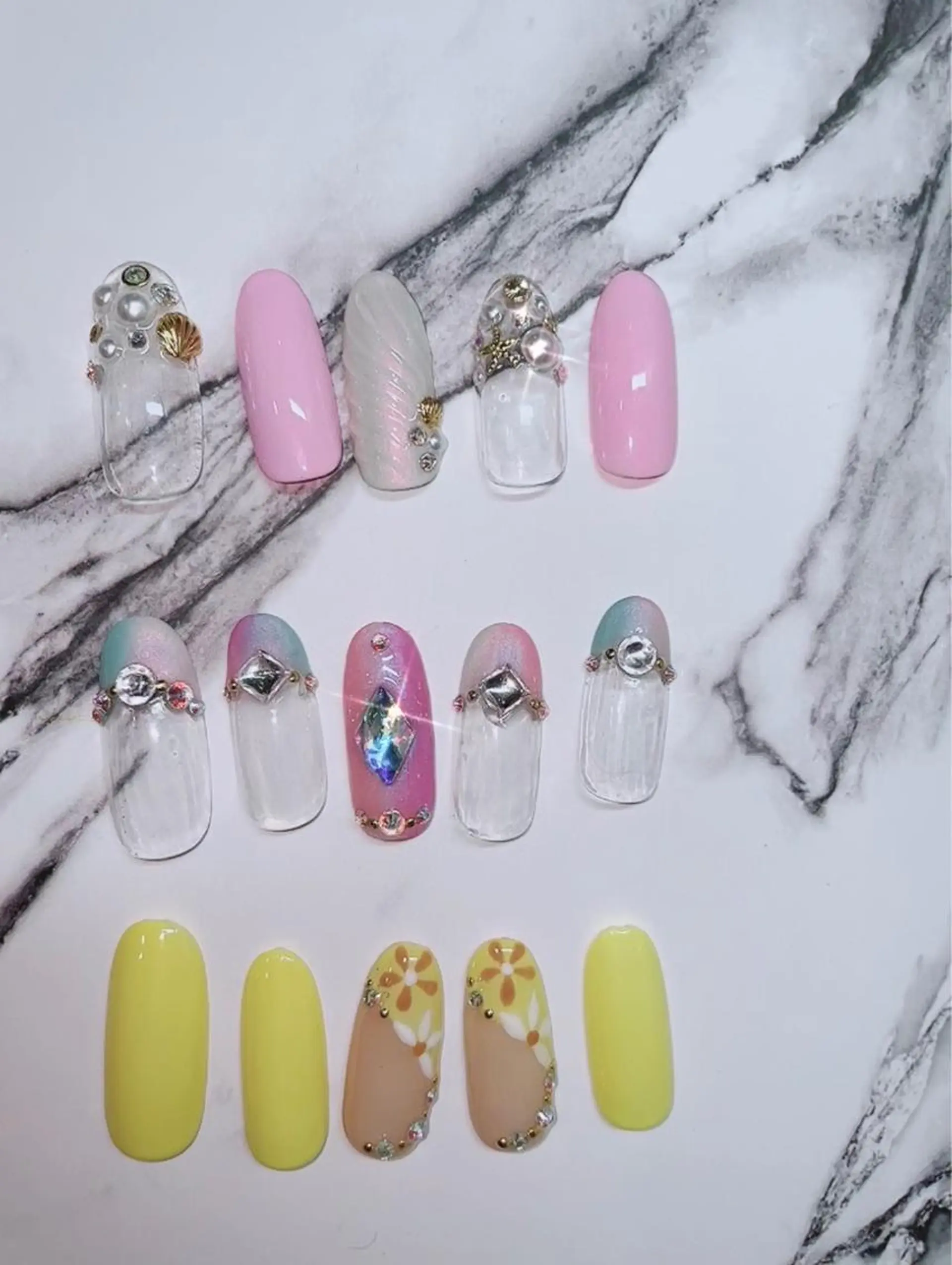 ネイル フレンチネイル ハンドネイル VIERU 🌈🎀💖のネイルデザイン