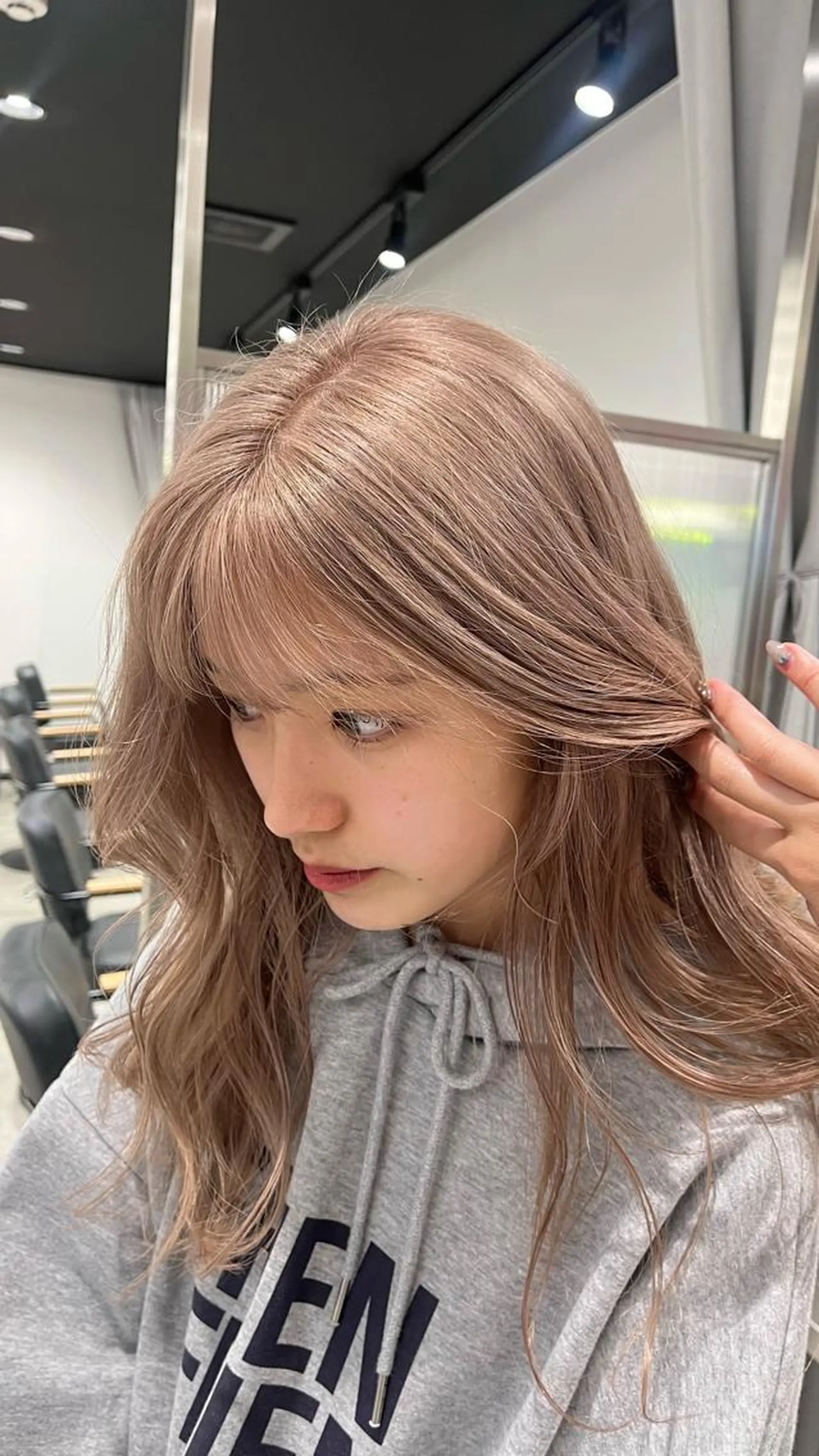 ロング カラー ネイル ベージュカラー ブリーチ ケアブリーチ ラベンダーカラー ラベンダーベージュ ヘアカラー mai🤍縮毛酸性ス トレート/アイリストのヘアスタイル