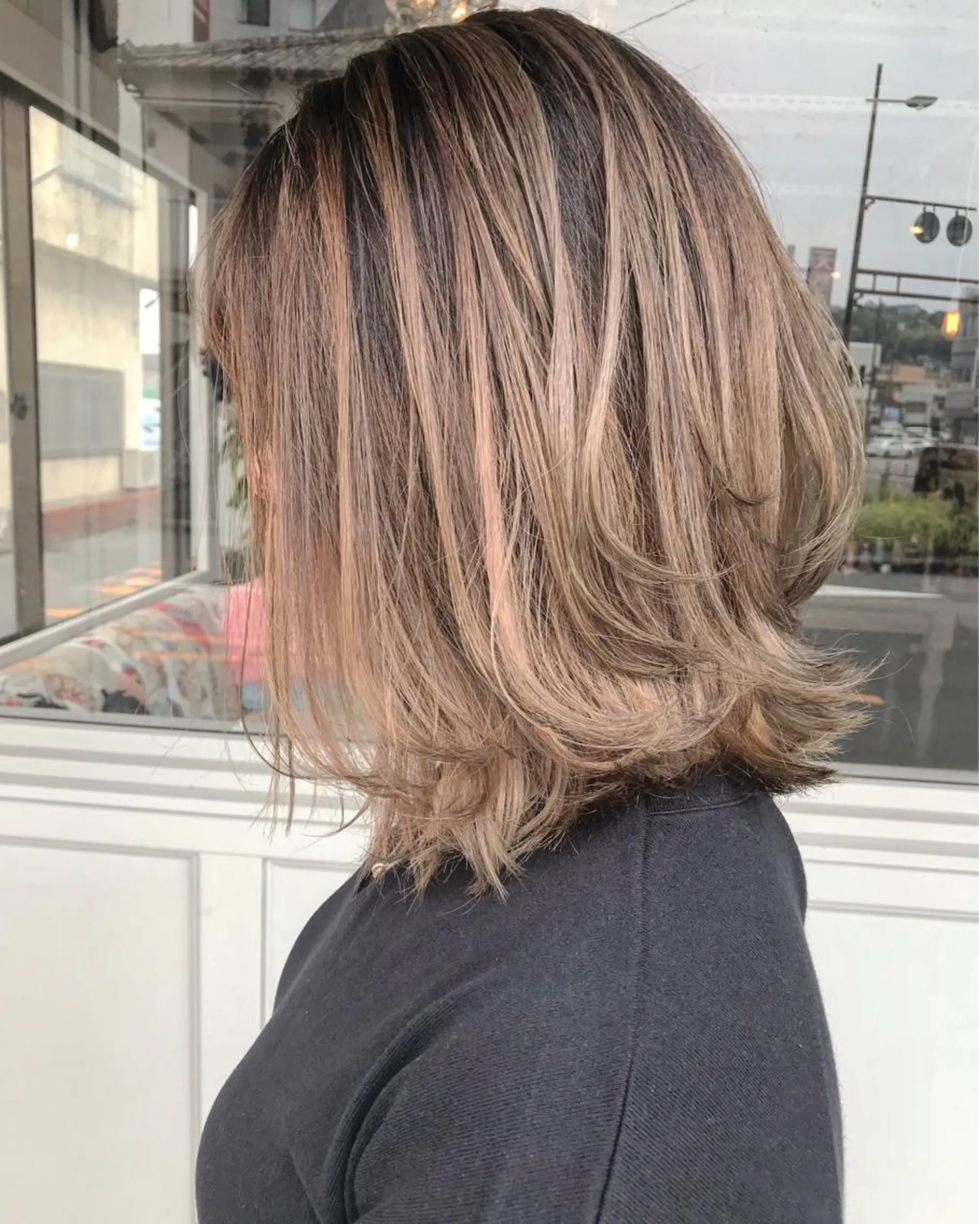 ショート カラー パーマ ヘアアレンジ お団子ヘア 切りっぱなしボブ バレイヤージュ ブリーチ グラデーションカラー Mariana/ 鶴原-ハイライトのヘアスタイル