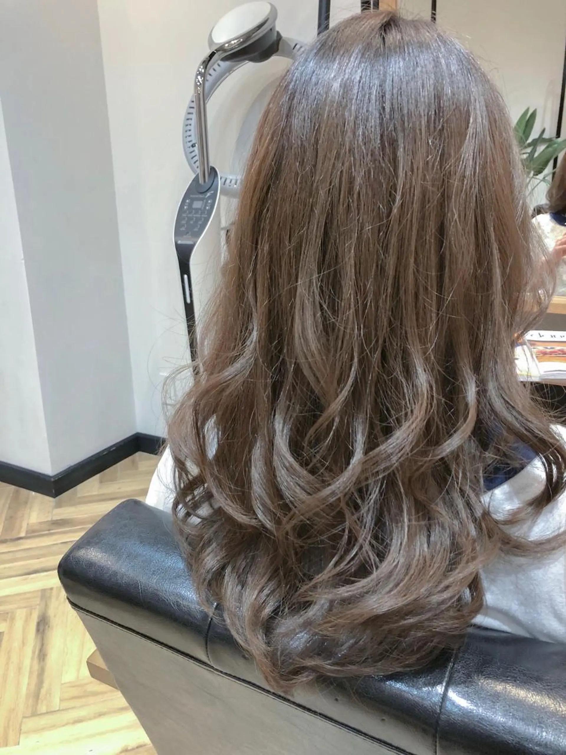 セミロング アッシュ ﾊｲﾄｰﾝ/ｶﾗｰ/ 用賀/稲若健太郎のヘアスタイル