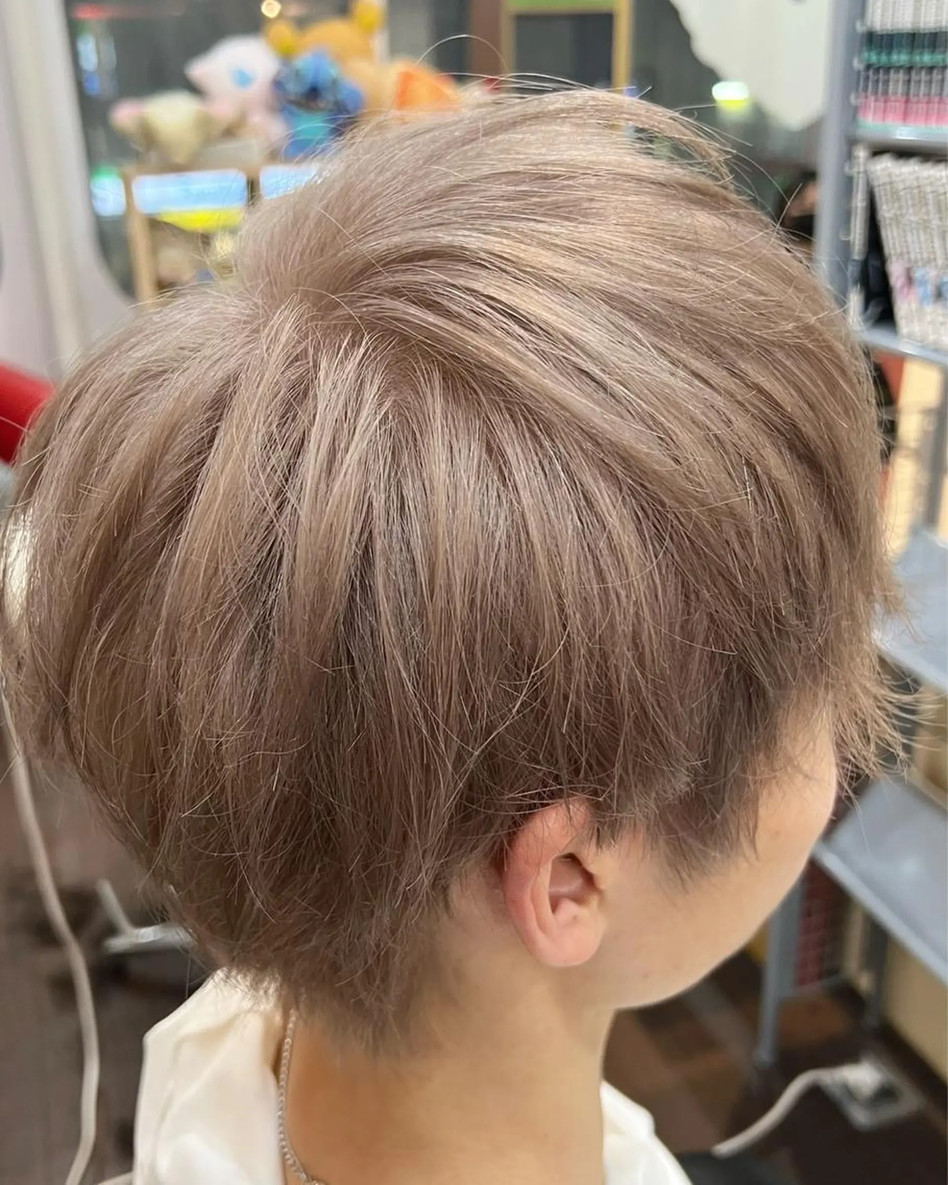 カラー メンズ メンズブリーチ ベージュカラー ブリーチ 透明感カラー ミルクティーベージュ カット ヘアカラー まさき✂︎ブリーチ／ デザインカラーのヘアスタイル