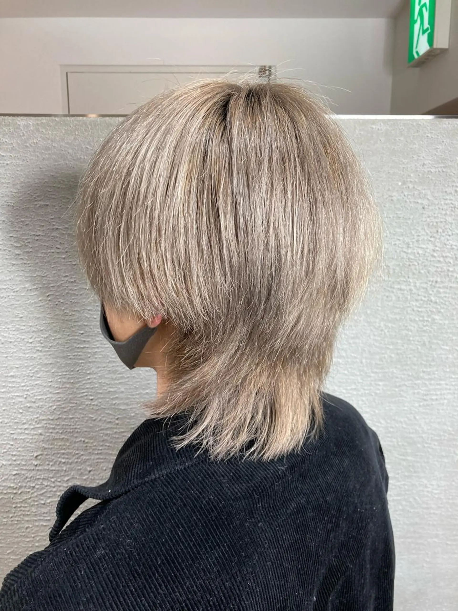 ミディアム カラー グレージュ ミルクティーグレージュ ウルフカット 豊中/メンズ特化 岡田 龍之介のヘアスタイル