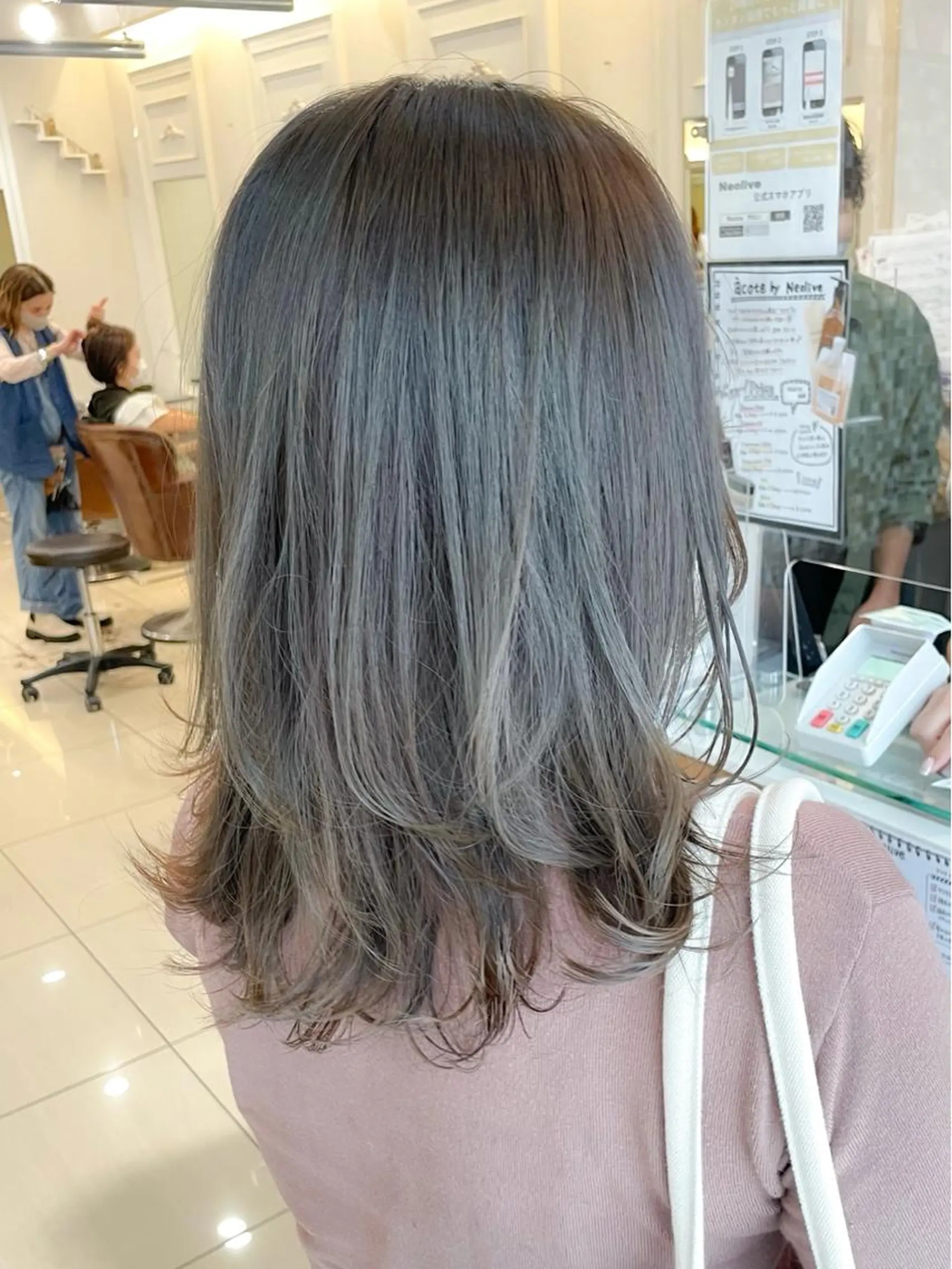 セミロング カラー ベージュカラー 透明感カラー オリーブベージュ オリーブカラー レイヤーカット カット ヘアカラー ✨カラー支持No.1 🧸ワキ カナコ🧸のヘアスタイル
