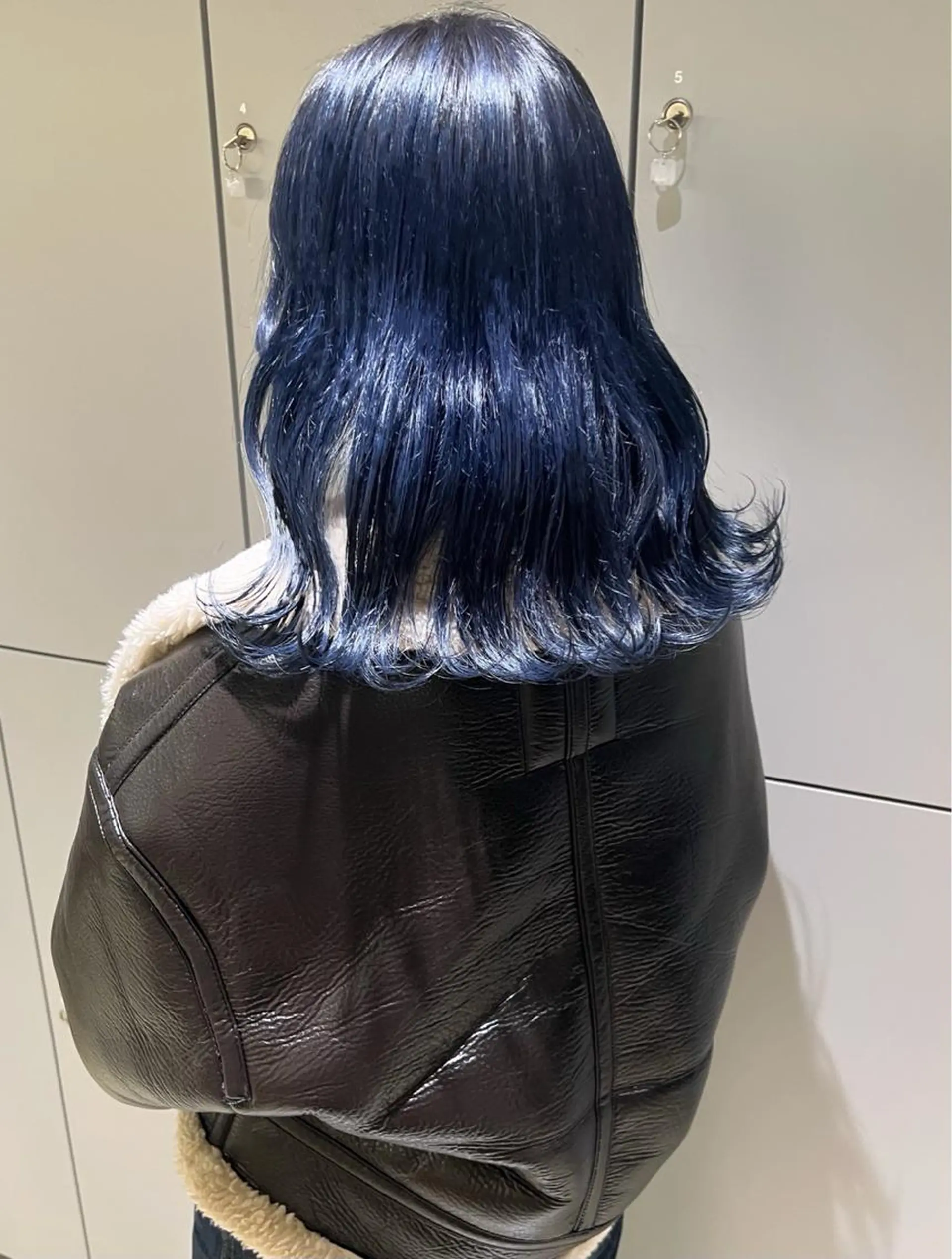 ロング カラー ブリーチ ブルーカラー ネイビーカラー カット ヘアカラー トリートメント RAIMA ケアハイトーンのヘアスタイル