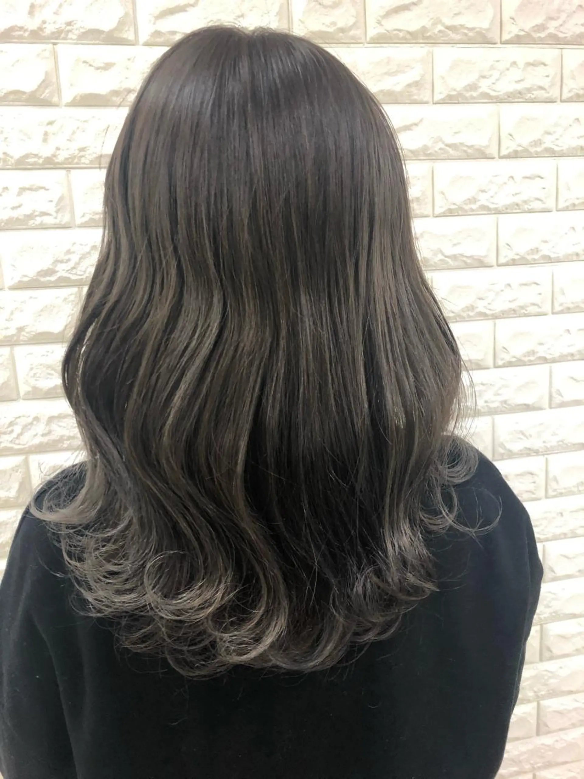 ロング カラー アッシュ ブリーチ グラデーションカラー ヘアカラー トリートメント ヘッドスパ 盛れるレイヤーカット 得意🌹井上美沙のヘアスタイル
