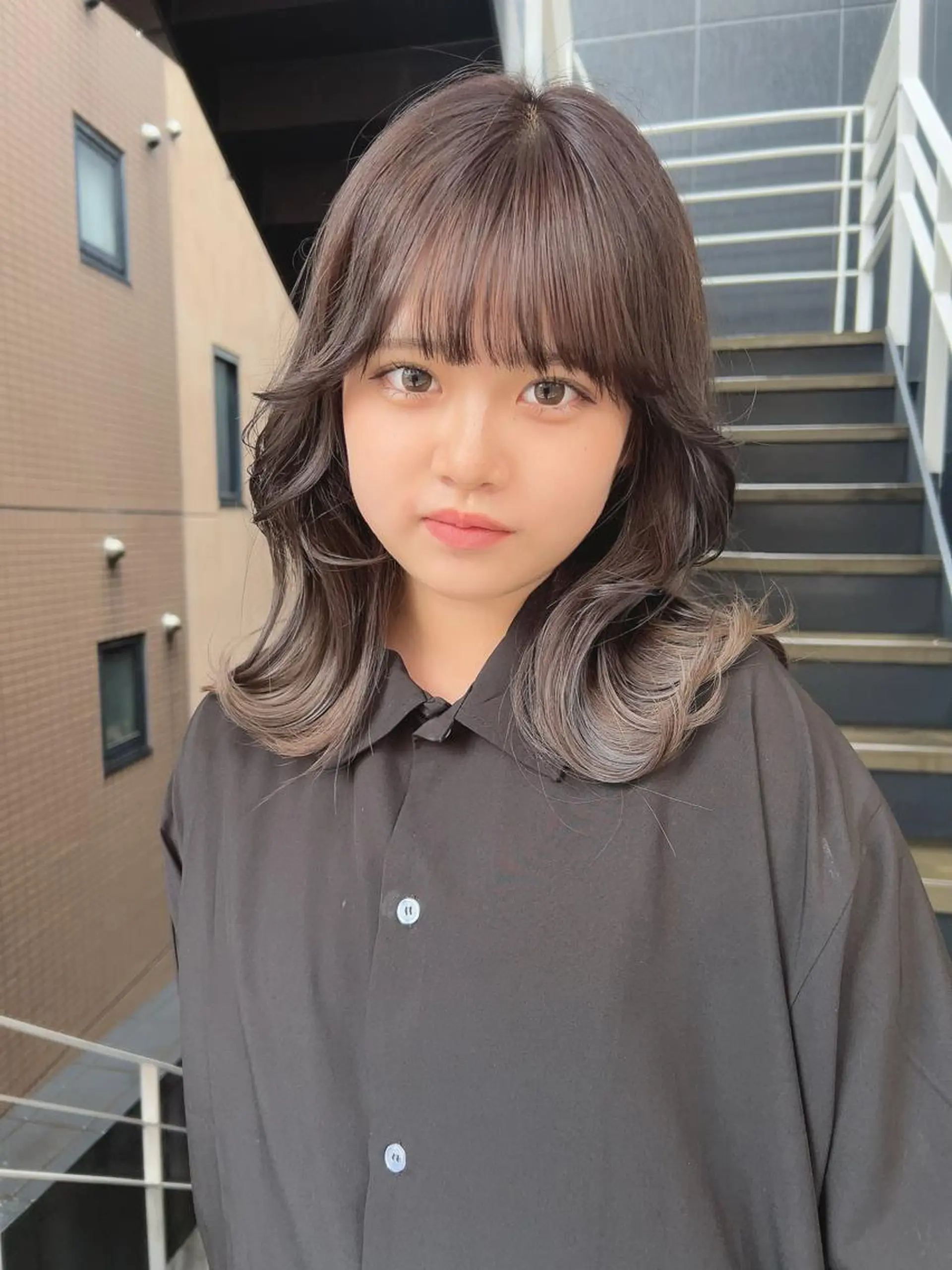 ミディアム 韓国🇰🇷レイヤー カットオリーブカラーのヘアスタイル