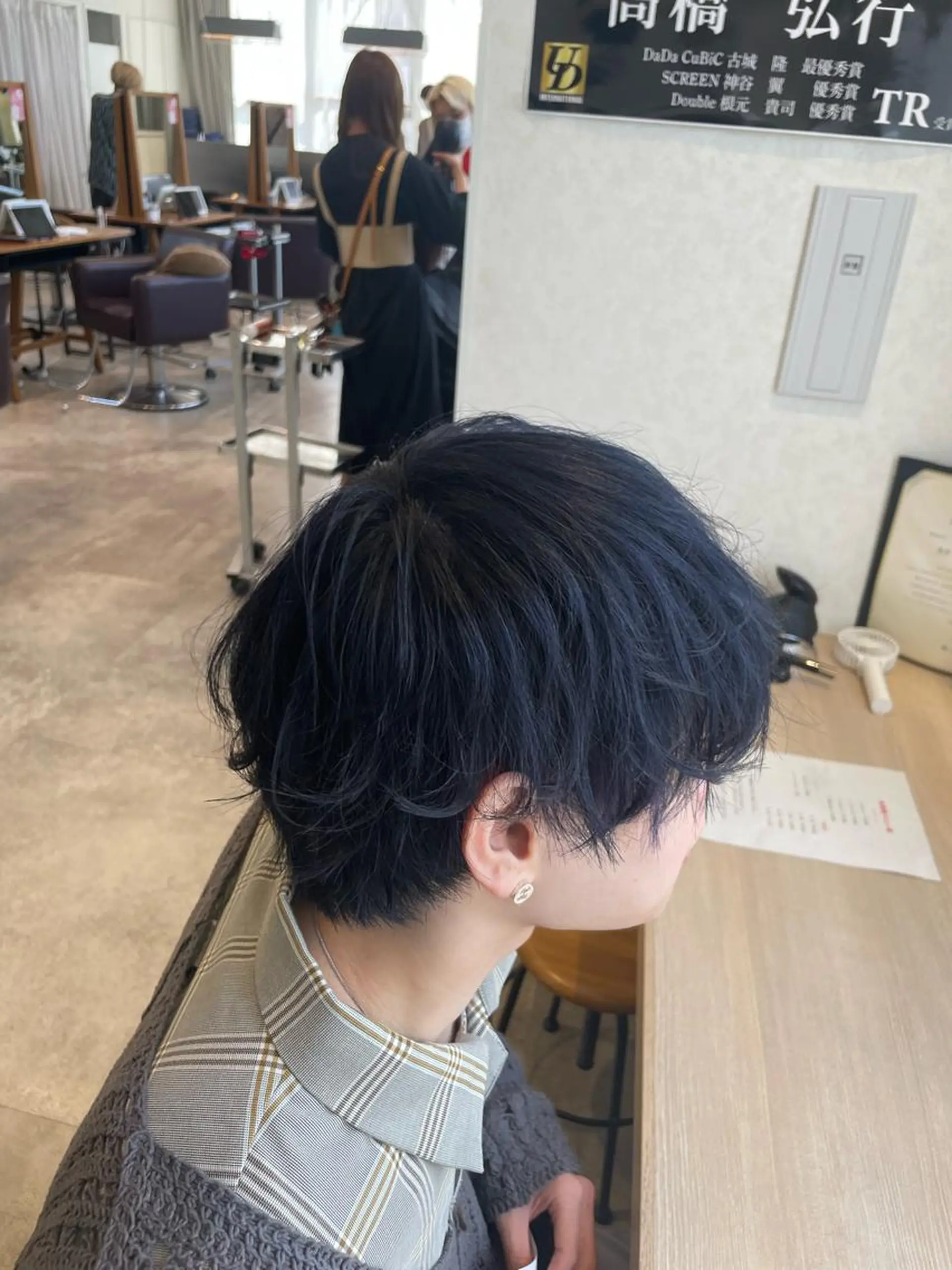 ショート カラー メンズ ブルーカラー YUTA短髪特化 フェザーパーマのヘアスタイル