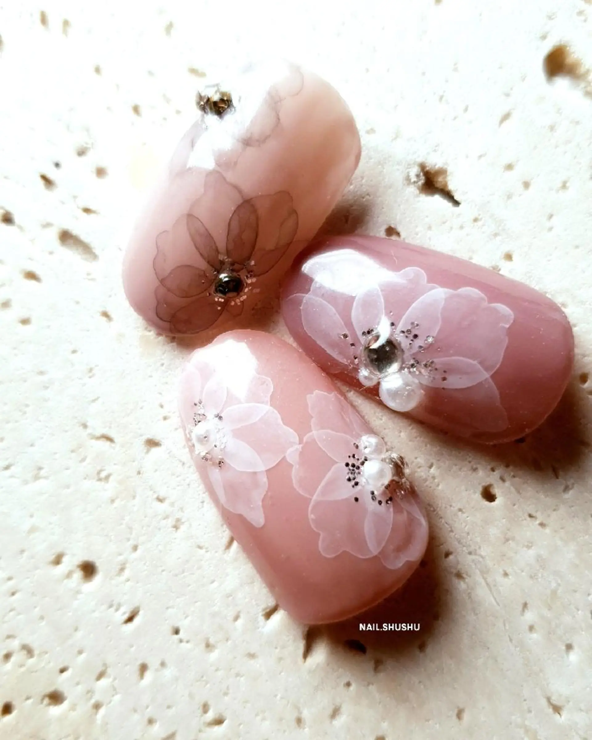 ネイル 持ち込み ニュアンスネイル シンプルネイル 冬ネイル 3dパーツ/流行り 👧shushu❤️のネイルデザイン