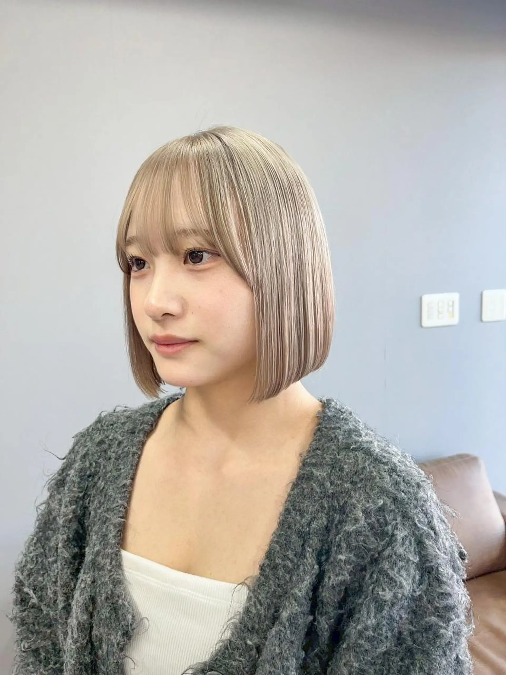 ショート カラー ベージュカラー ブリーチ 透明感カラー ホワイトベージュ ボブ 上重 晴輝 Recharme新保のヘアスタイル