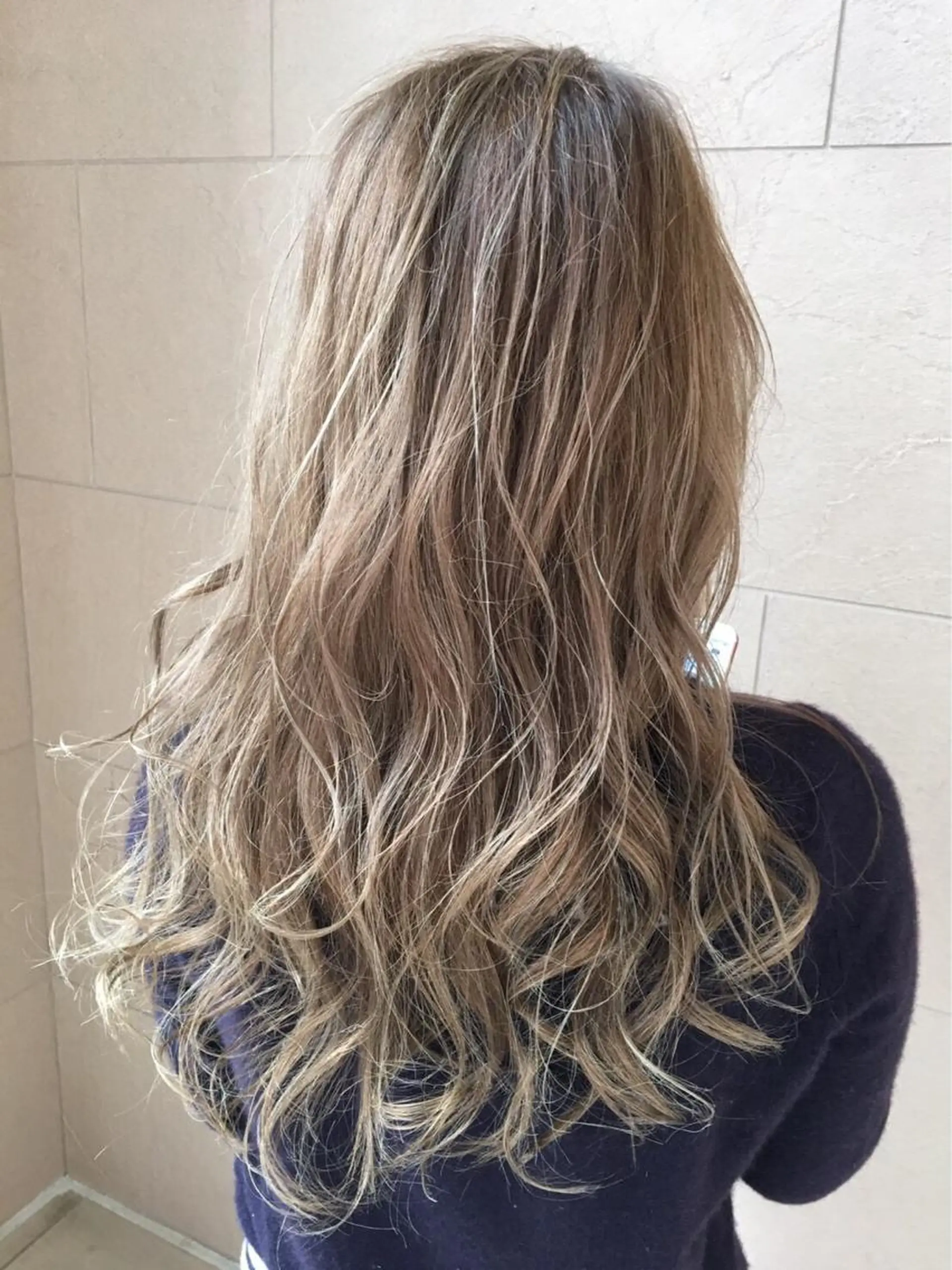 ロング カラー ブリーチ 透明感カラー グラデーションカラー グレージュ レイヤーカット 川田くるみのヘアスタイル