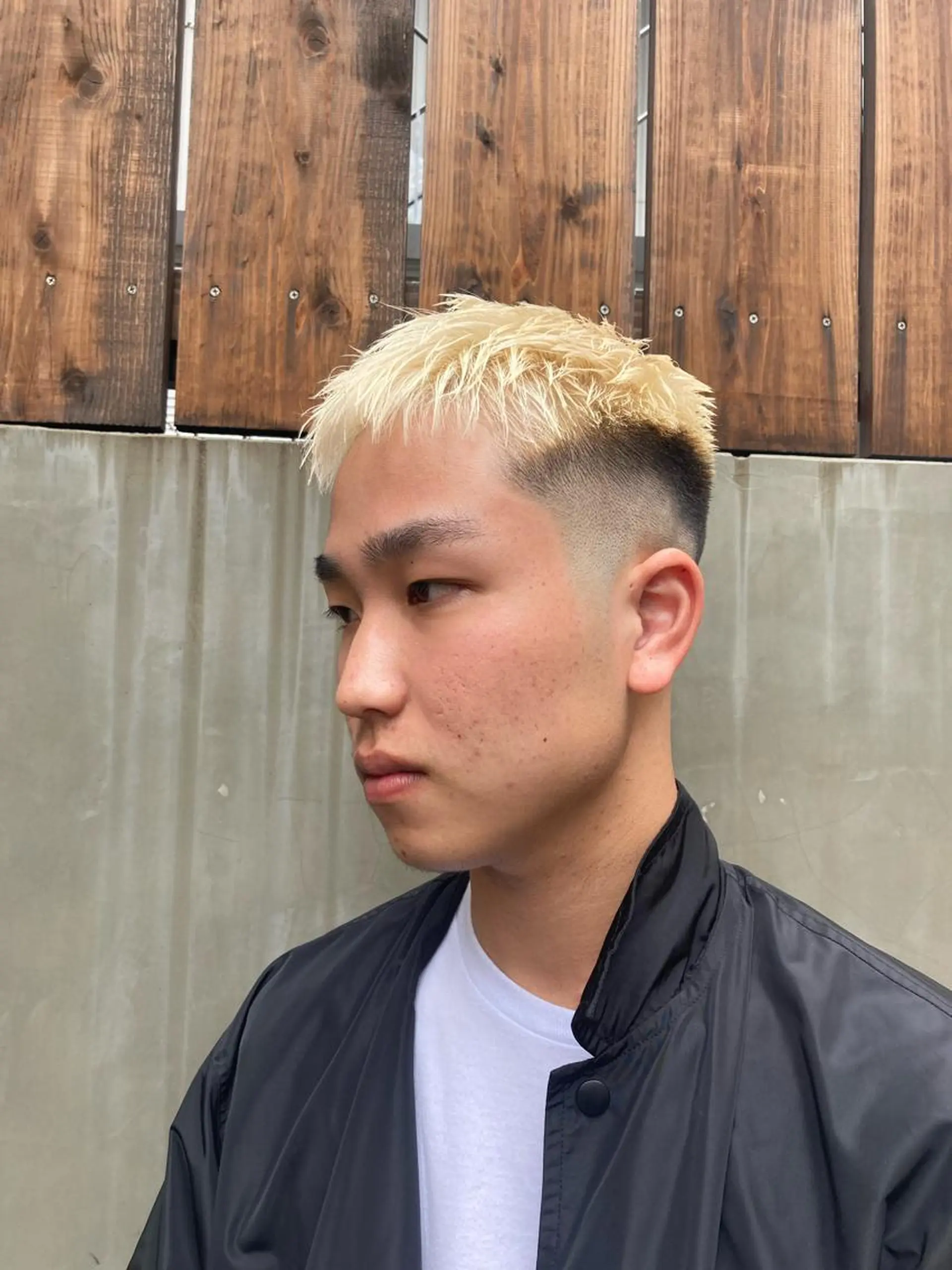 カラー ハイトーンカラー 関 晃哉のヘアスタイル