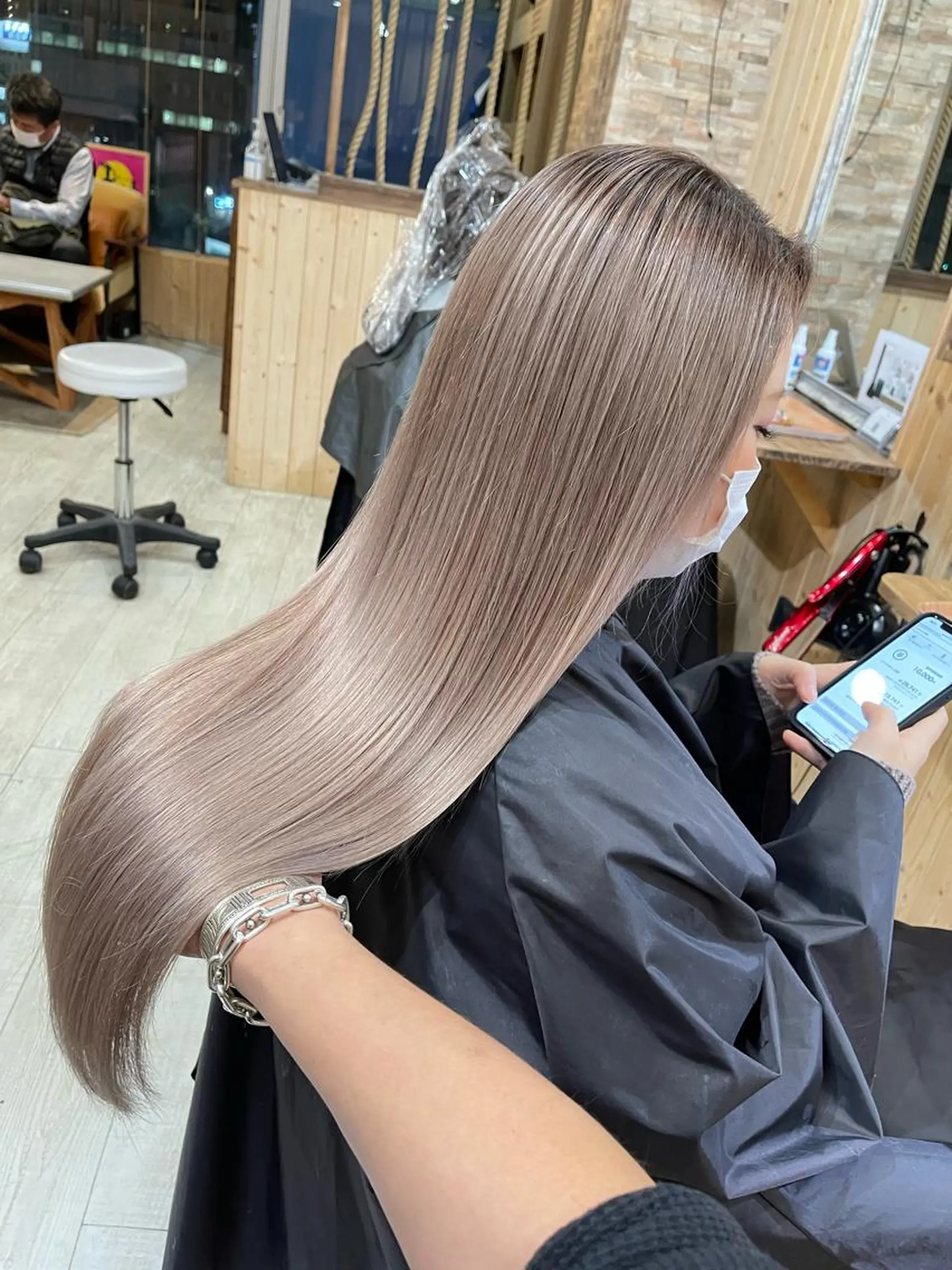 ロング 韓国レイヤー外国人風 透明感カラー髪質改善のヘアスタイル