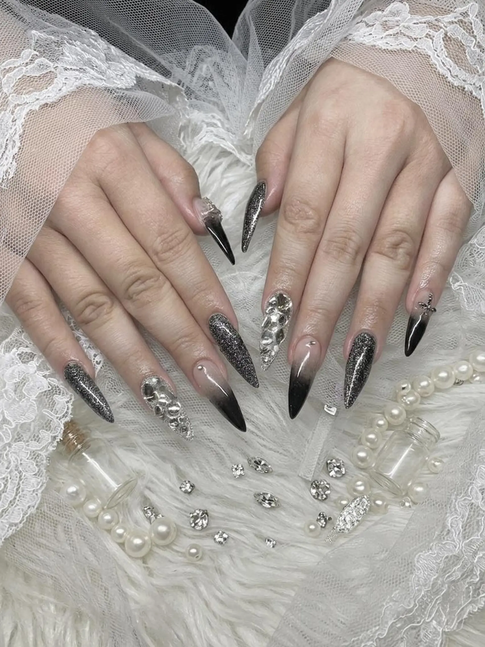 ネイル ジェルネイル グラデーション キラキラネイル ロングネイル シルバー UNABOMBA (24時間営業)のネイルデザイン