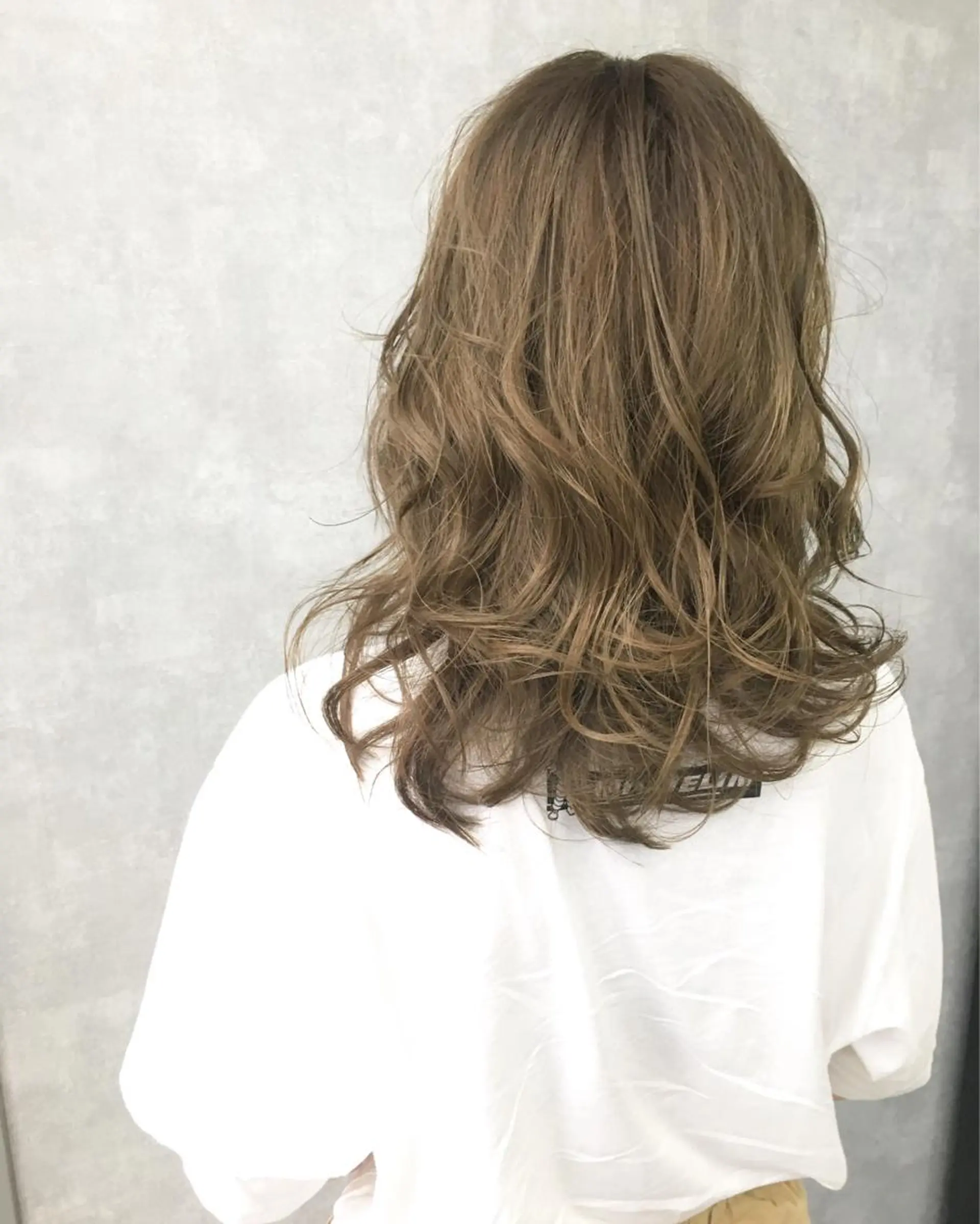 ミディアム カラー ベージュカラー レイヤーカット BLend 渋谷のヘアスタイル