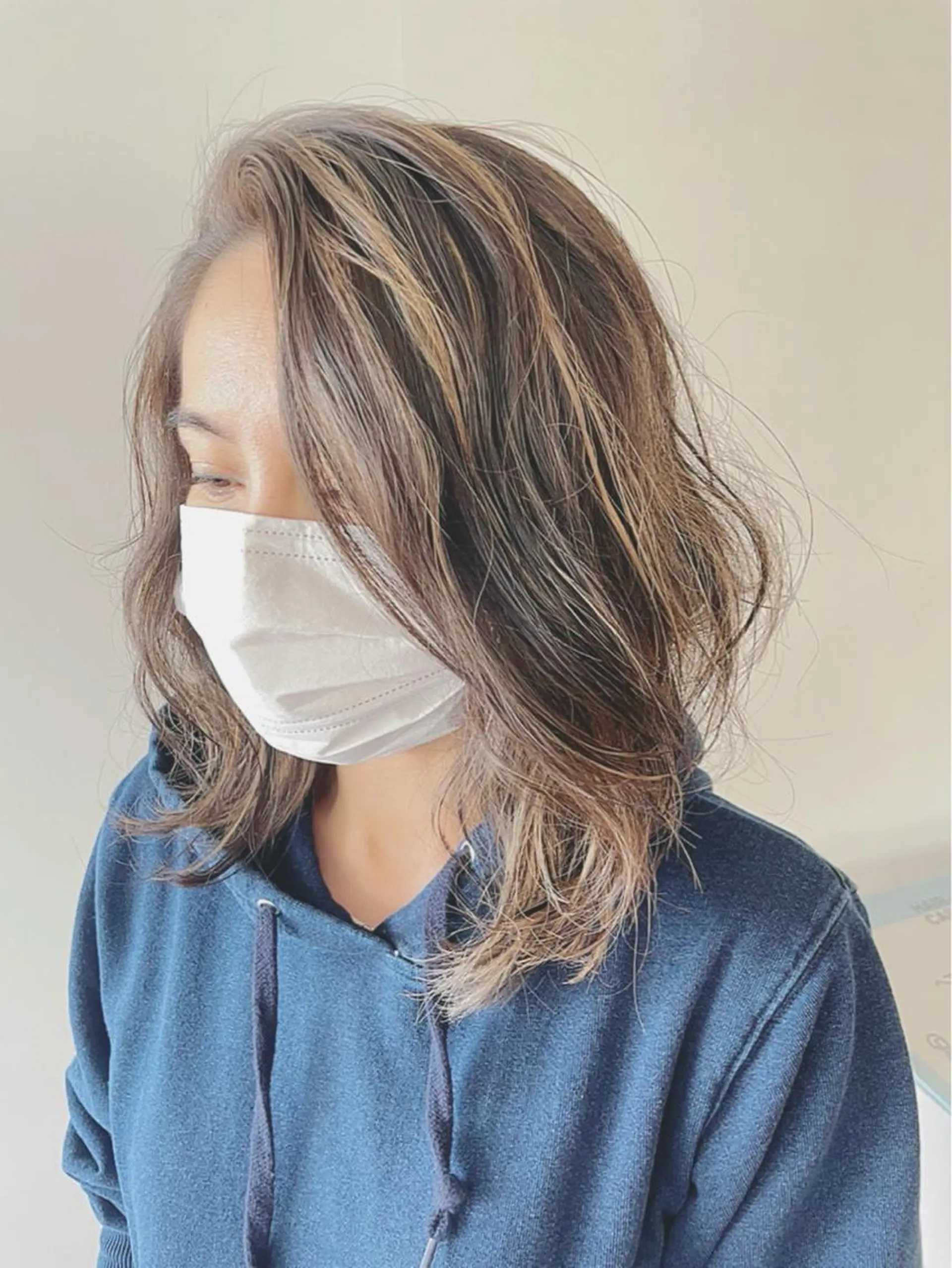 ミディアム カラー パーマ ミディアムパーマ ハイライトカラー ハイライト 小酒井 智洋のヘアスタイル