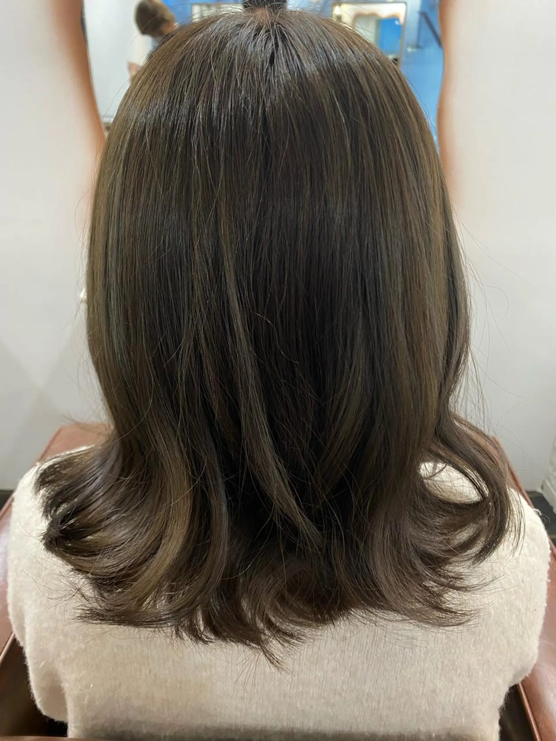 ミディアム カラー ブリーチ グレージュ オリーブグレージュ オリーブグレー パーマモデル募集中 渥美翔人のヘアスタイル