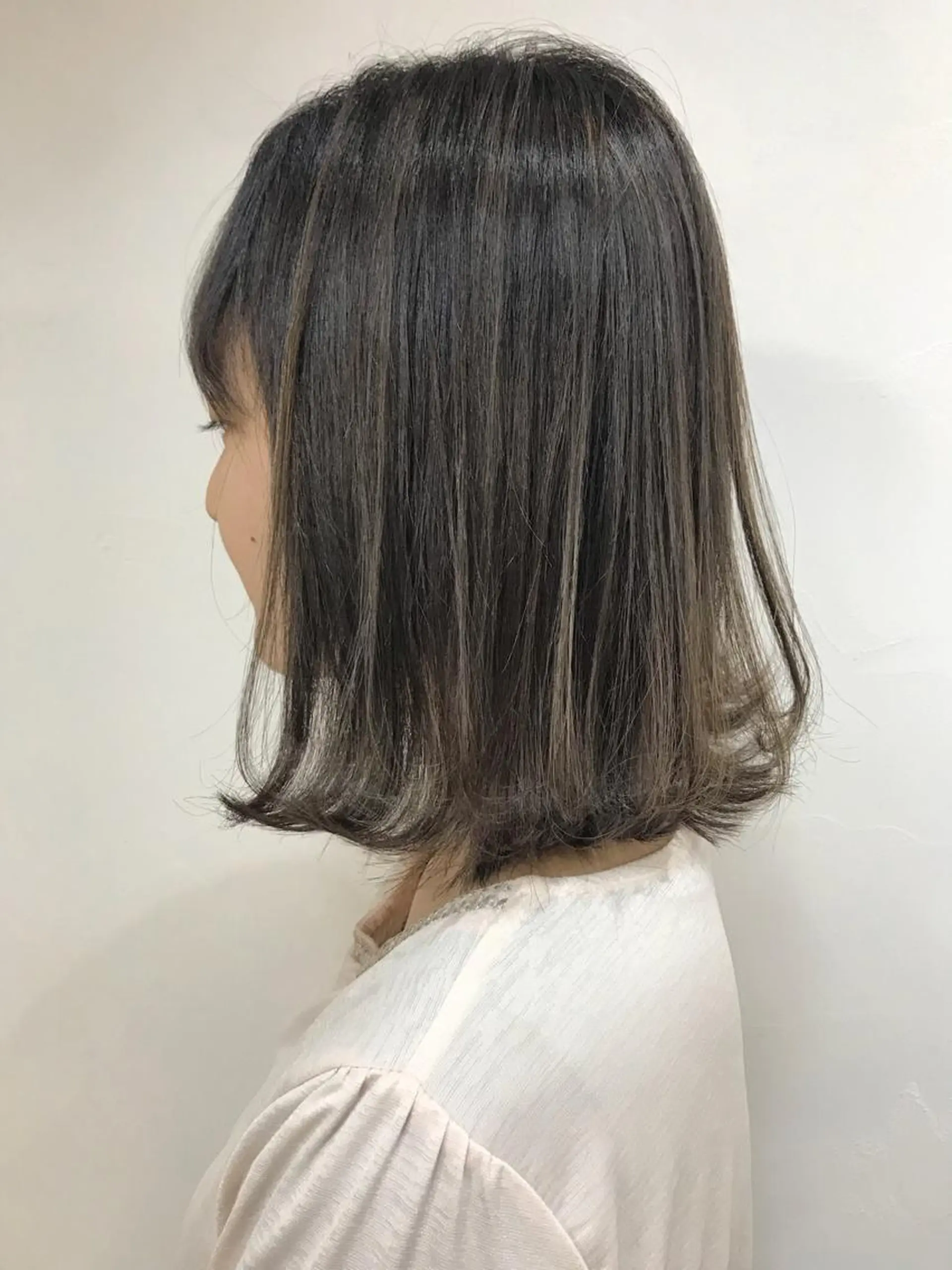 ミディアム カラー ベージュカラー フォギーベージュ ボブ 外ハネヘア カット ヘアカラー トリートメント 柾本 寛貴のヘアスタイル