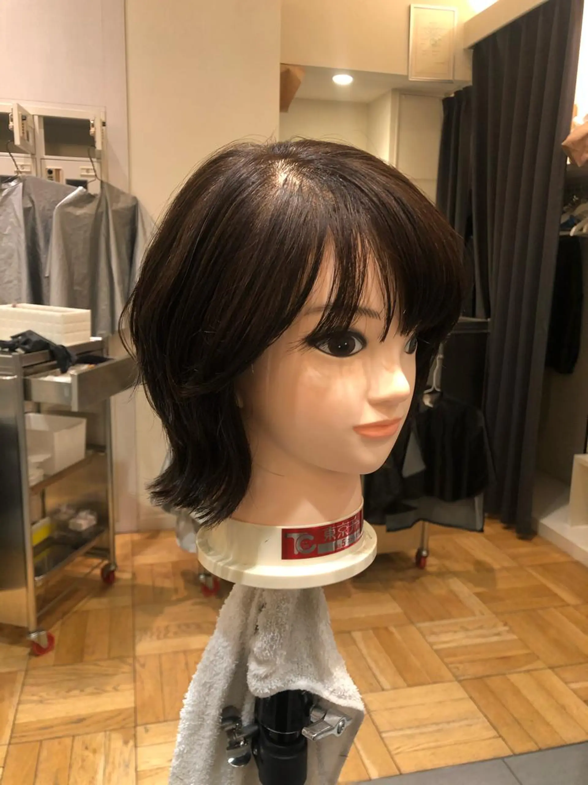 ミディアム パーマ レイヤーカット 外ハネヘア コテ巻きパーマ 阪上 沙織のヘアスタイル