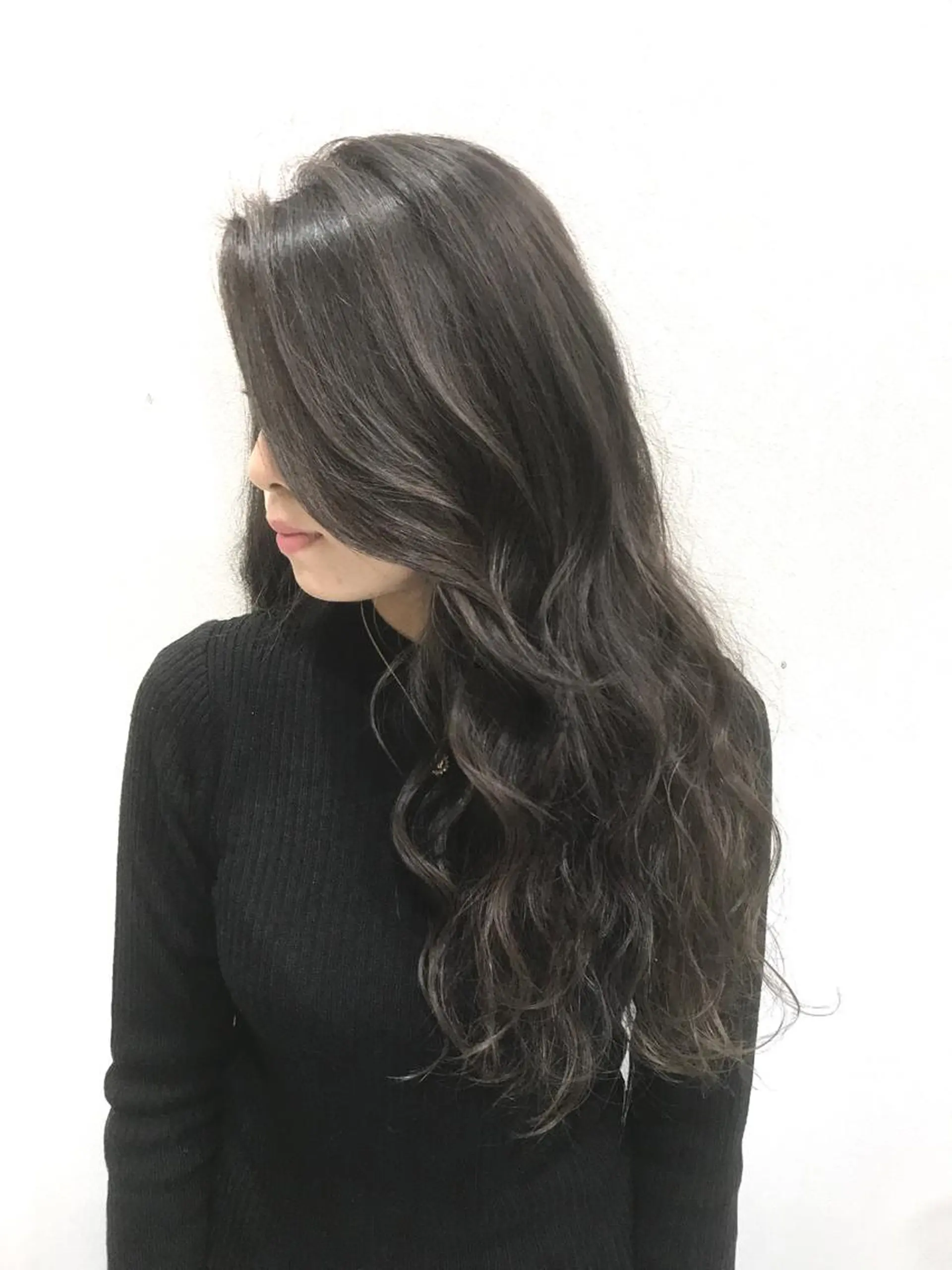 ロング アッシュ ブリーチカラー☆ 再生トリートメントのヘアスタイル