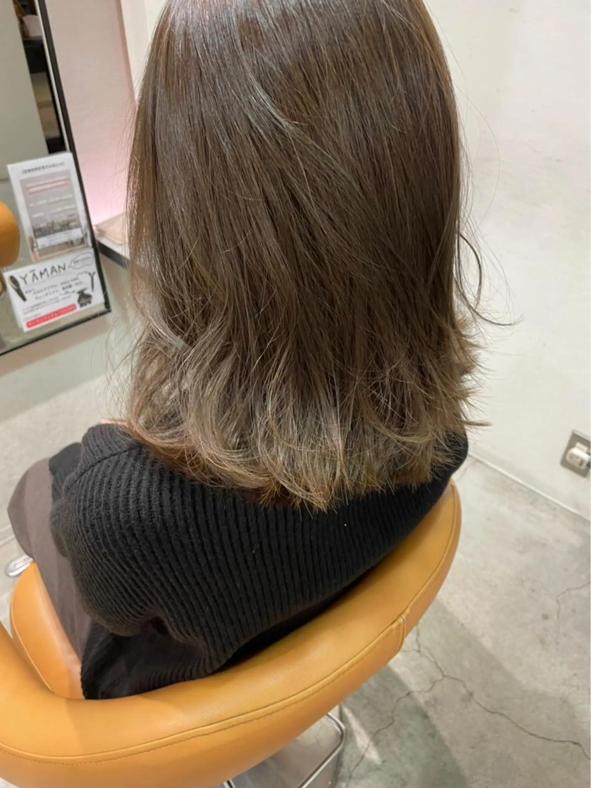 ミディアム ミディアムパーマ アッシュ 岩井 愛生のヘアスタイル
