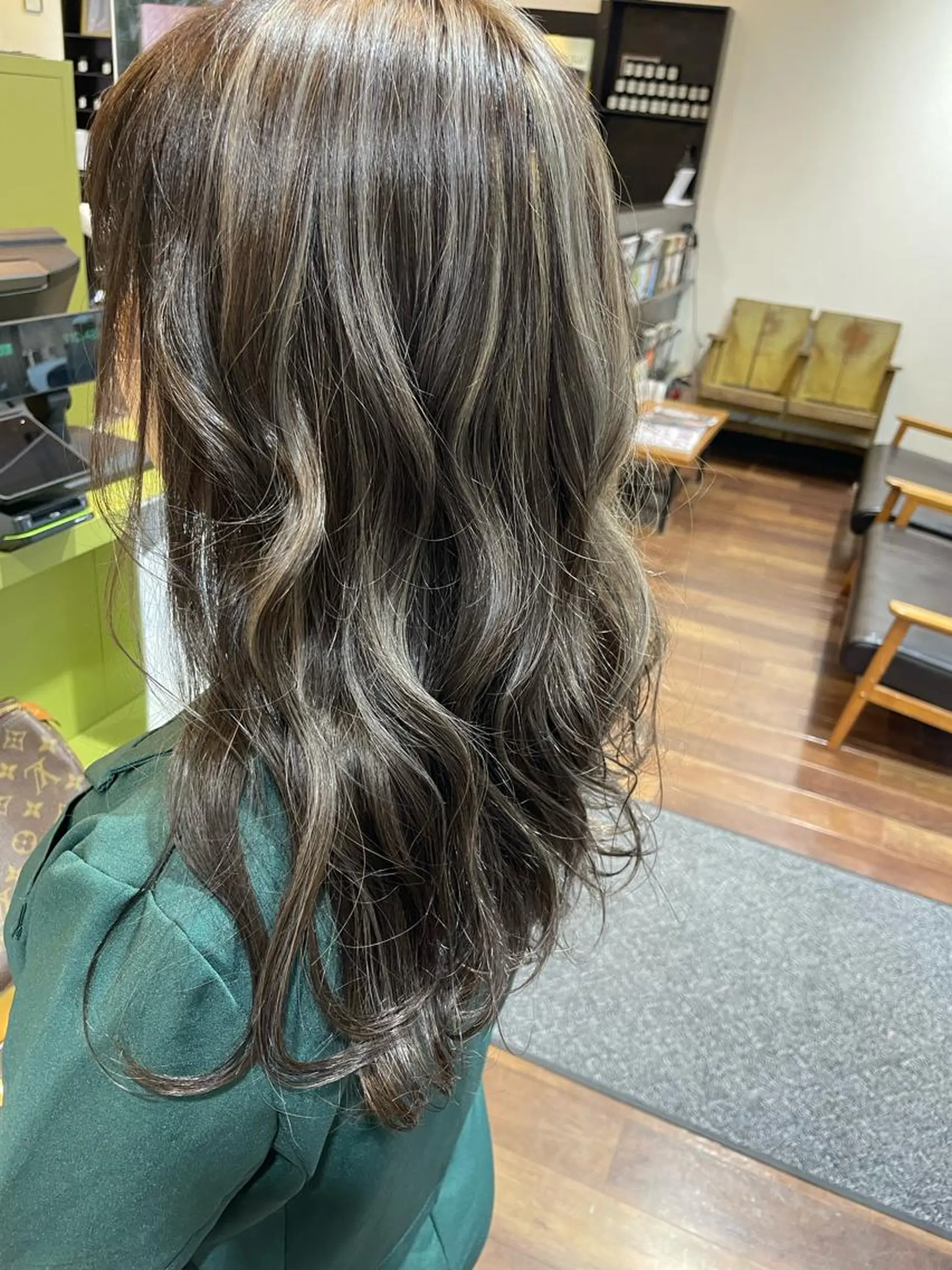 カラー ヘアカラー 嶋岡 乃愛のヘアスタイル