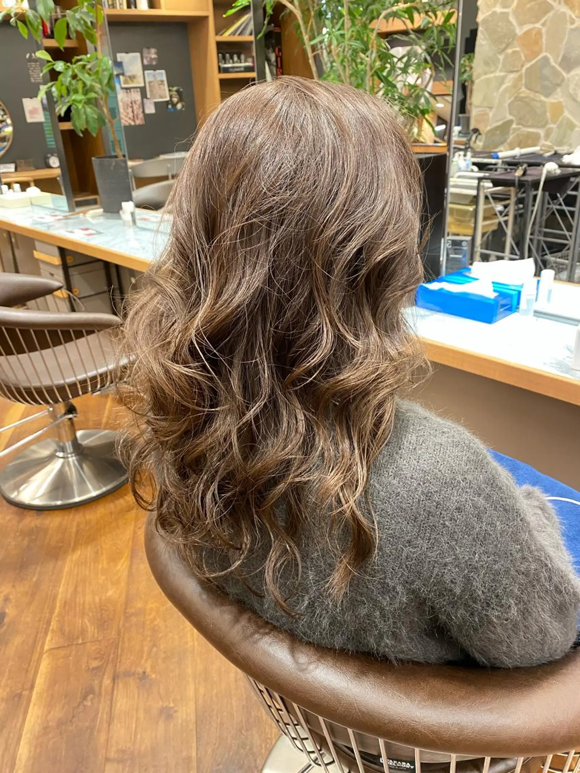 ロング レイヤー/グレージュ メンズパーマのヘアスタイル