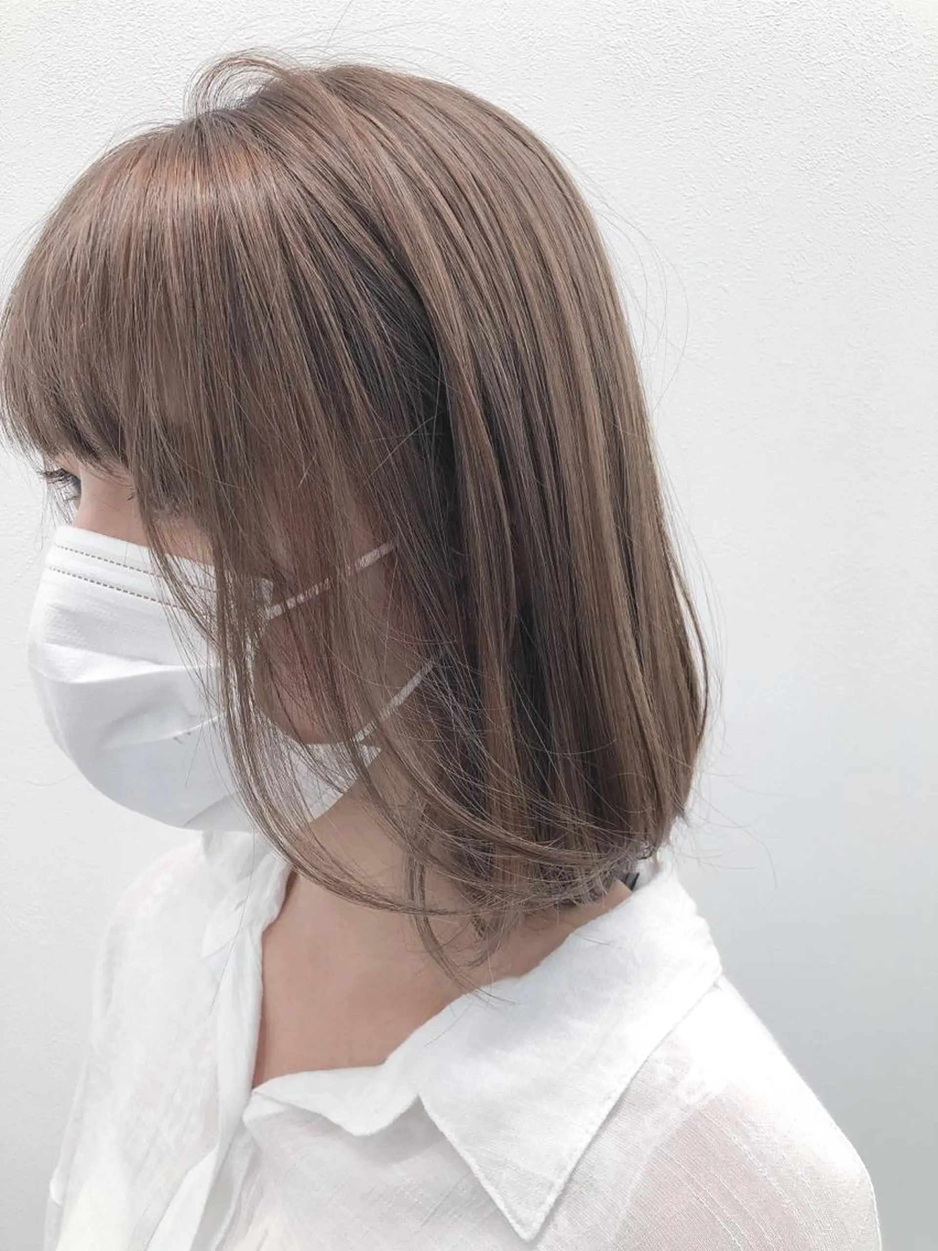 ミディアム カラー レイヤーカット 透明感カラーのヘアスタイル