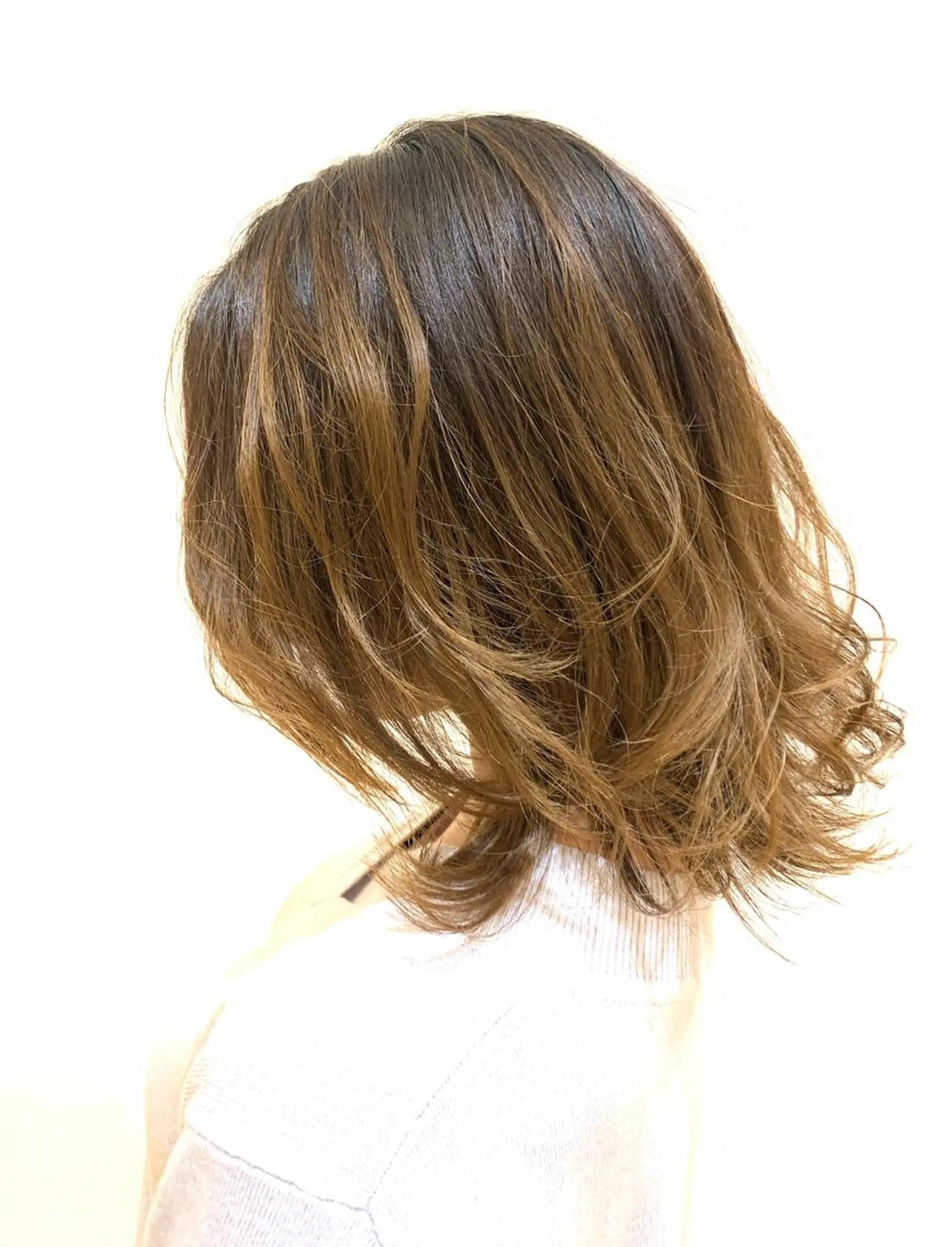 ミディアム レイヤーカット 外ハネヘア 鳥越 優志のヘアスタイル