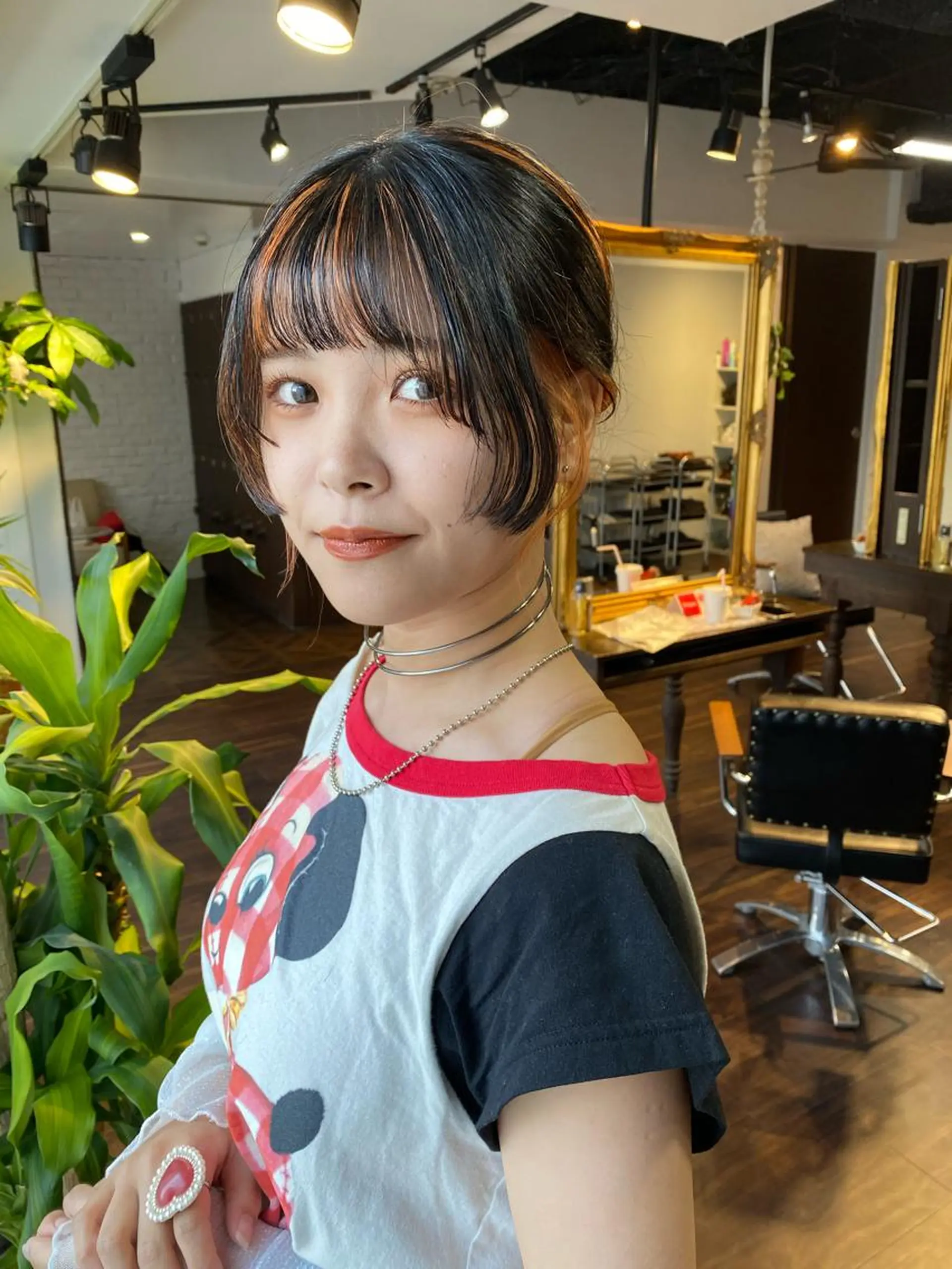 ミディアム カラー ヘアアレンジ 成人式 お団子ヘア デザインカラー ハイライトカラー インナーカラー レイヤーカット×髪質 改善🇰🇷シオリのヘアスタイル