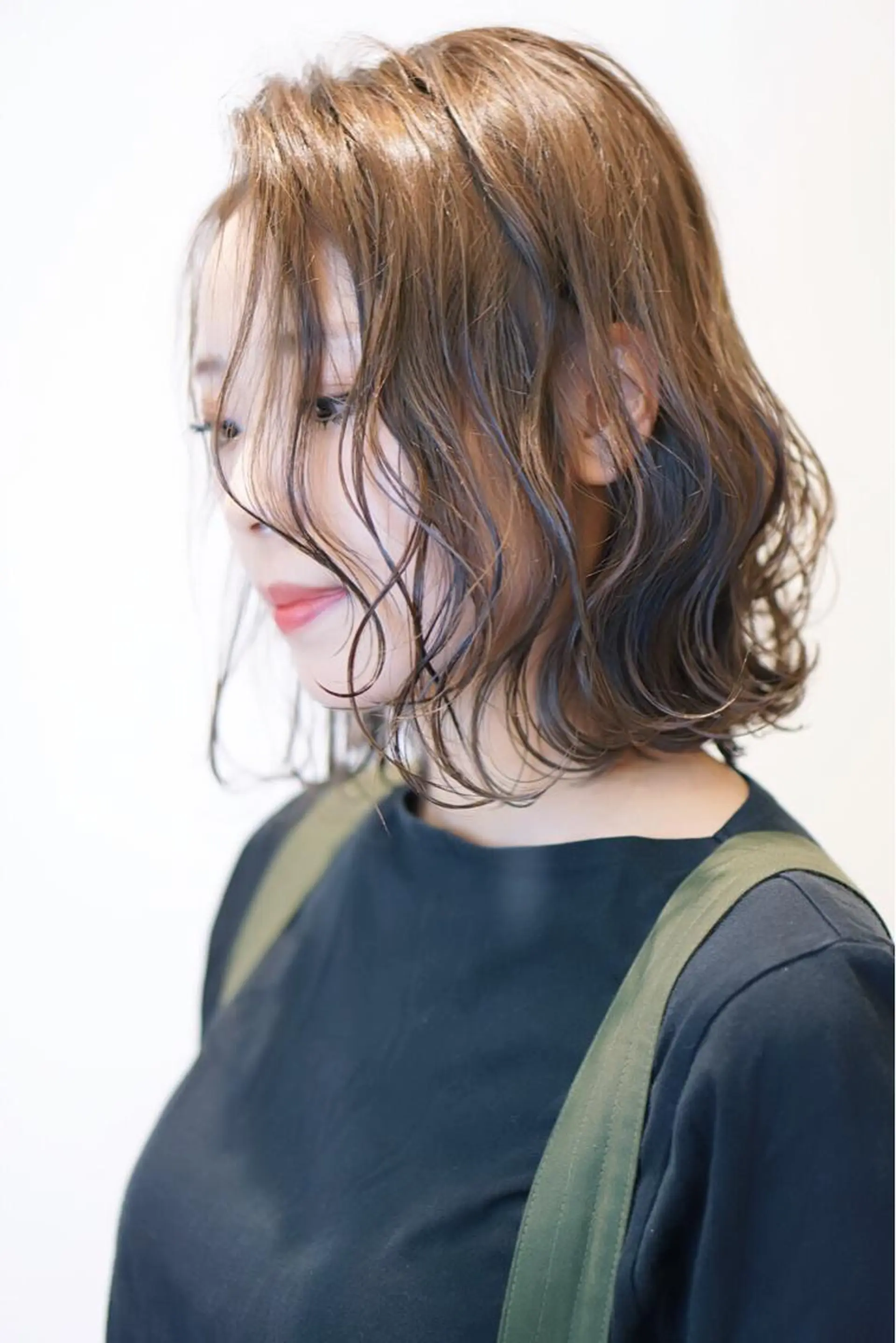 ミディアム カラー 切りっぱなしロブ 外ハネヘア ディレクター ノナカのヘアスタイル