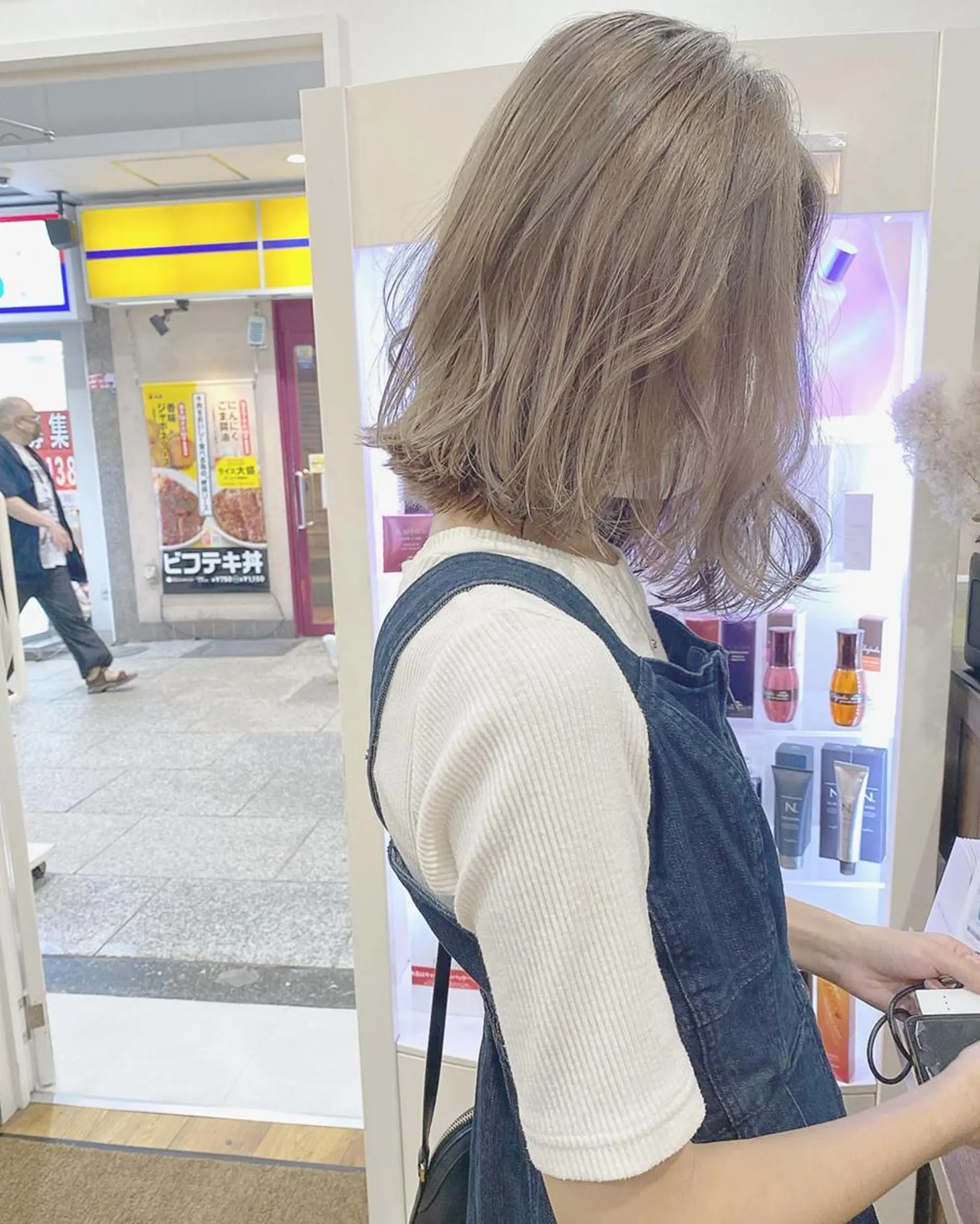 ロング アッシュ ラベンダーベージュ 外国人風カラー ハイライト レイヤーカット 横浜ブリーチムラ直し ハイトーン/ブリーチのヘアスタイル