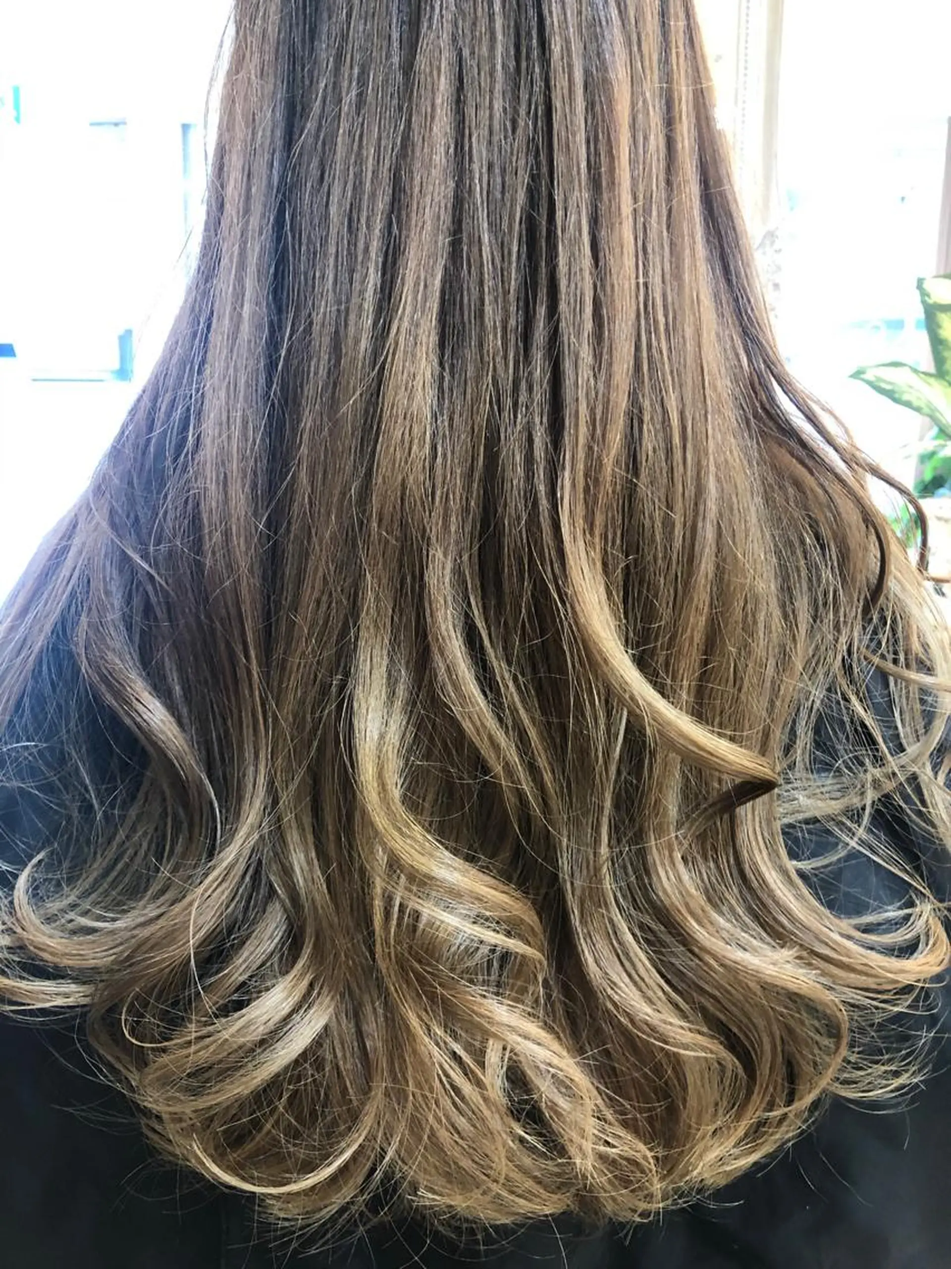 ロング カラー ブリーチ 透明感カラー waRin syamp&headのヘアスタイル