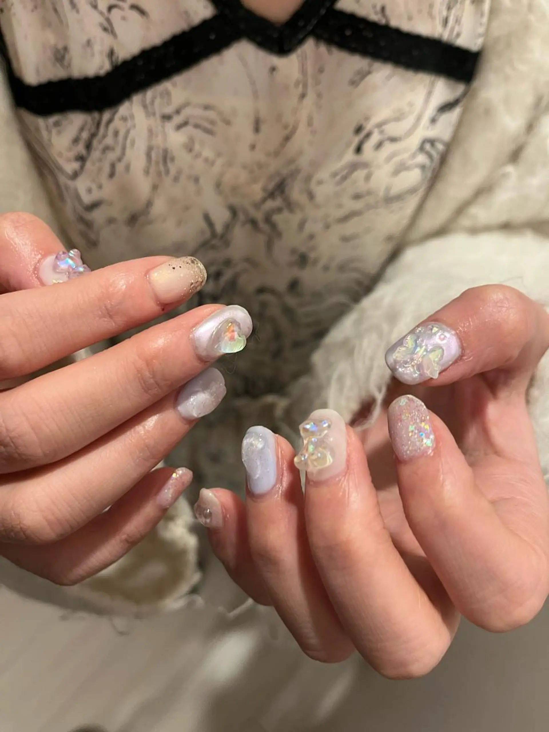 ネイル 氷ネイル・うるうるネイル キラキラネイル une／YUKINA 🫧大人nuanceのネイルデザイン