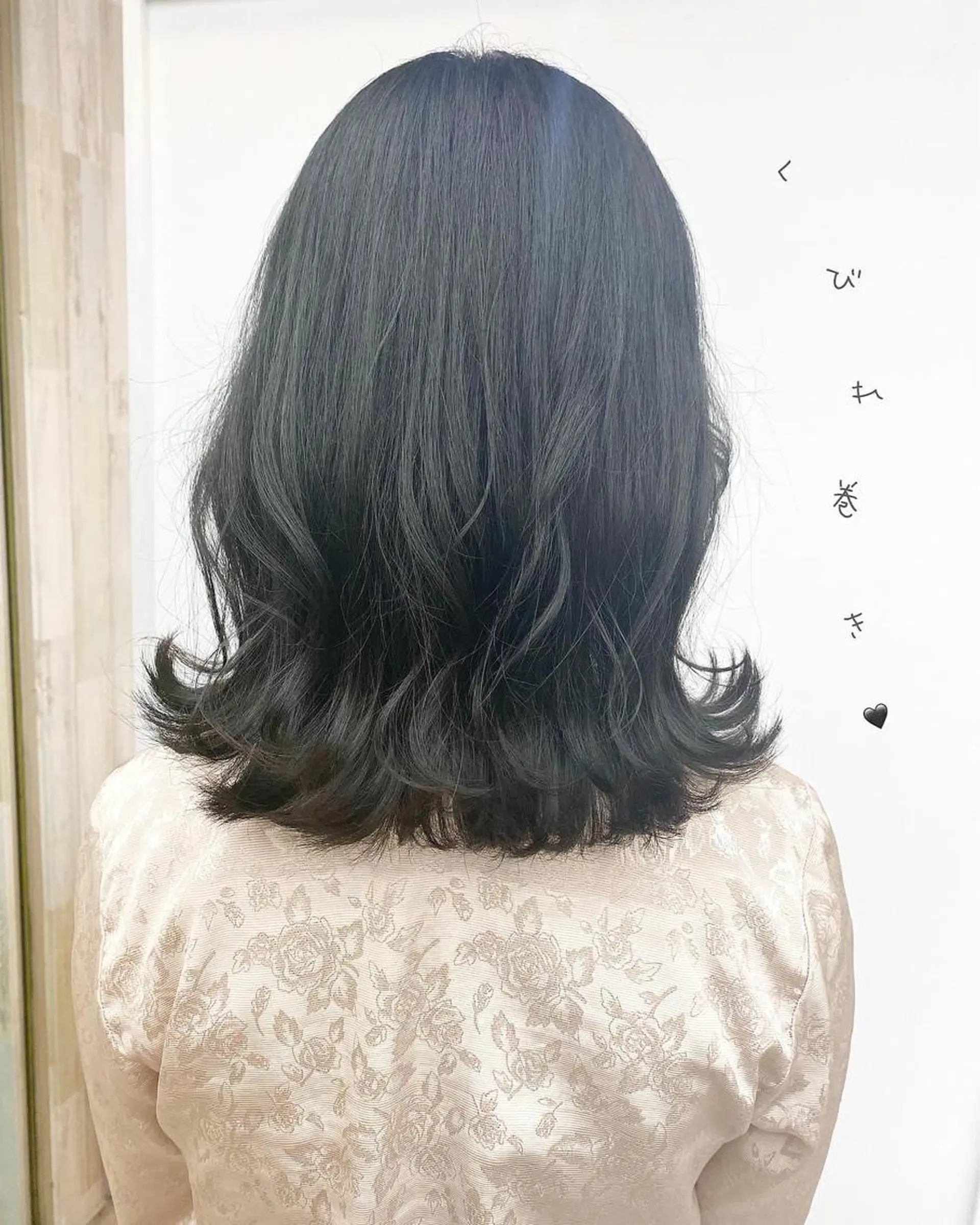 ミディアム カラー 黒髪 イルミナカラー シルバー 外ハネヘア カット ヘアカラー トリートメント ☀️透明感color KURO☀️のヘアスタイル