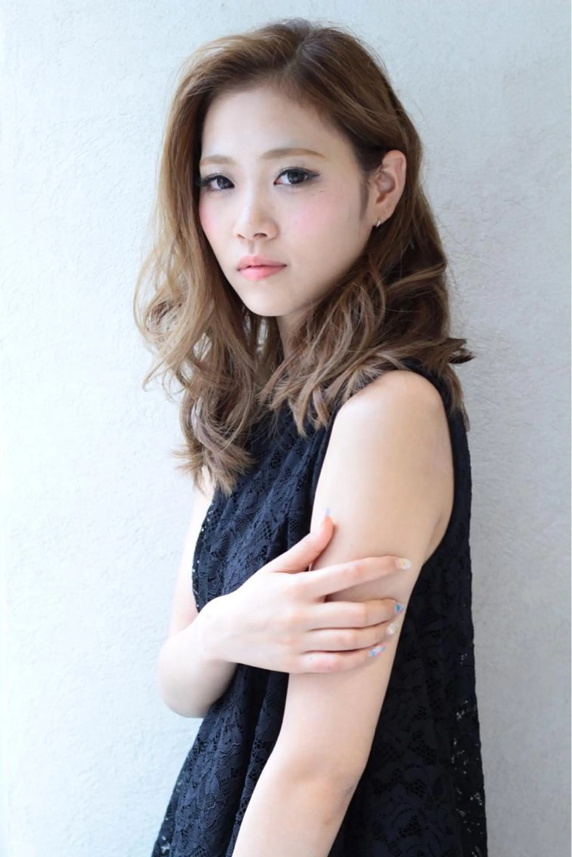 ミディアム セミロング カラー パーマ アッシュ ベージュカラー 透明感カラー かきあげバング 城領 直輝のヘアスタイル