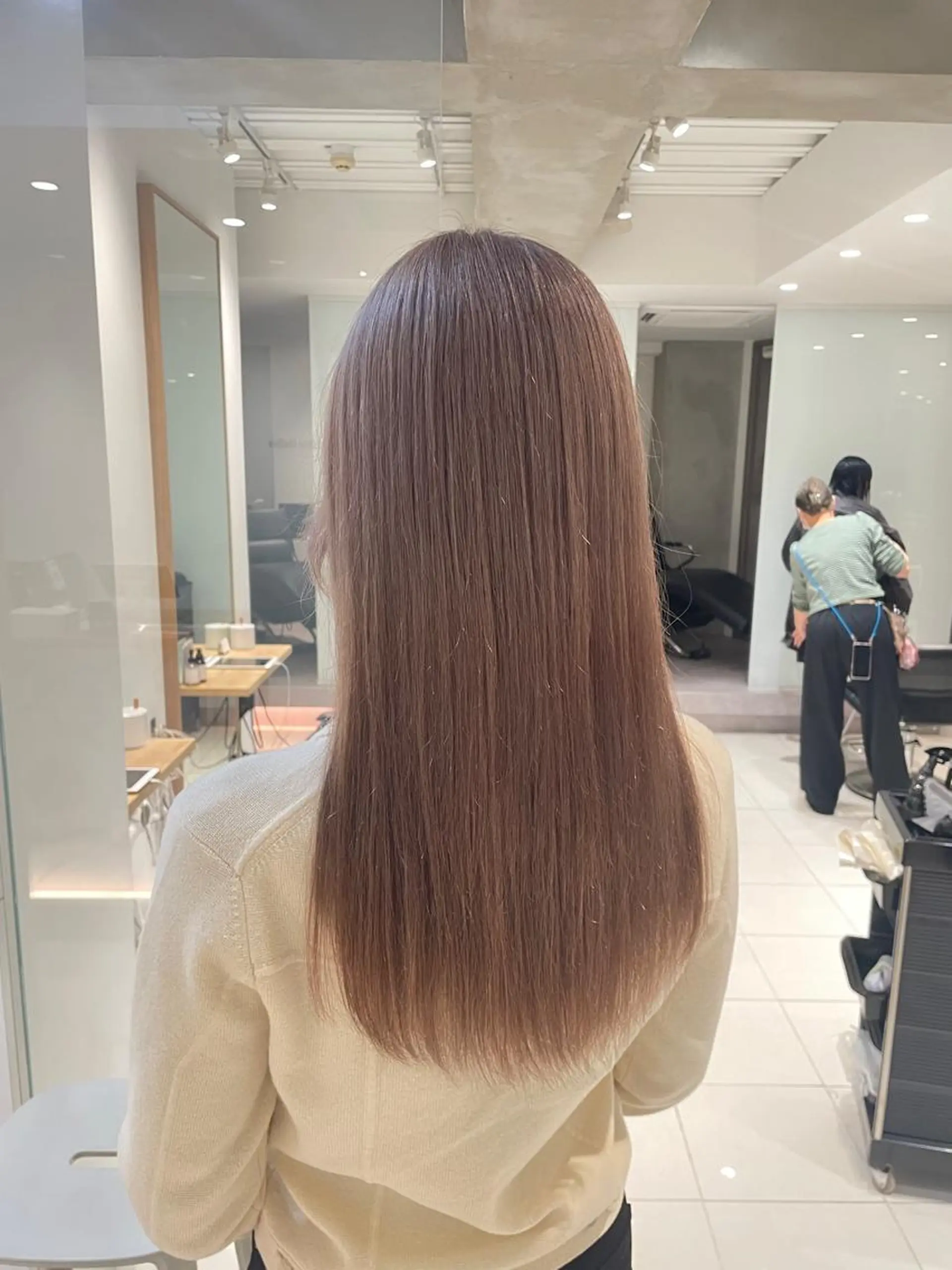 ロング カラー ヘアアレンジ ベージュカラー ミルクティーベージュ ヘアカラー トリートメント ヘッドスパ ヘアセット 艶髪✨寒色カラー✨ 翁長孝輔のヘアスタイル