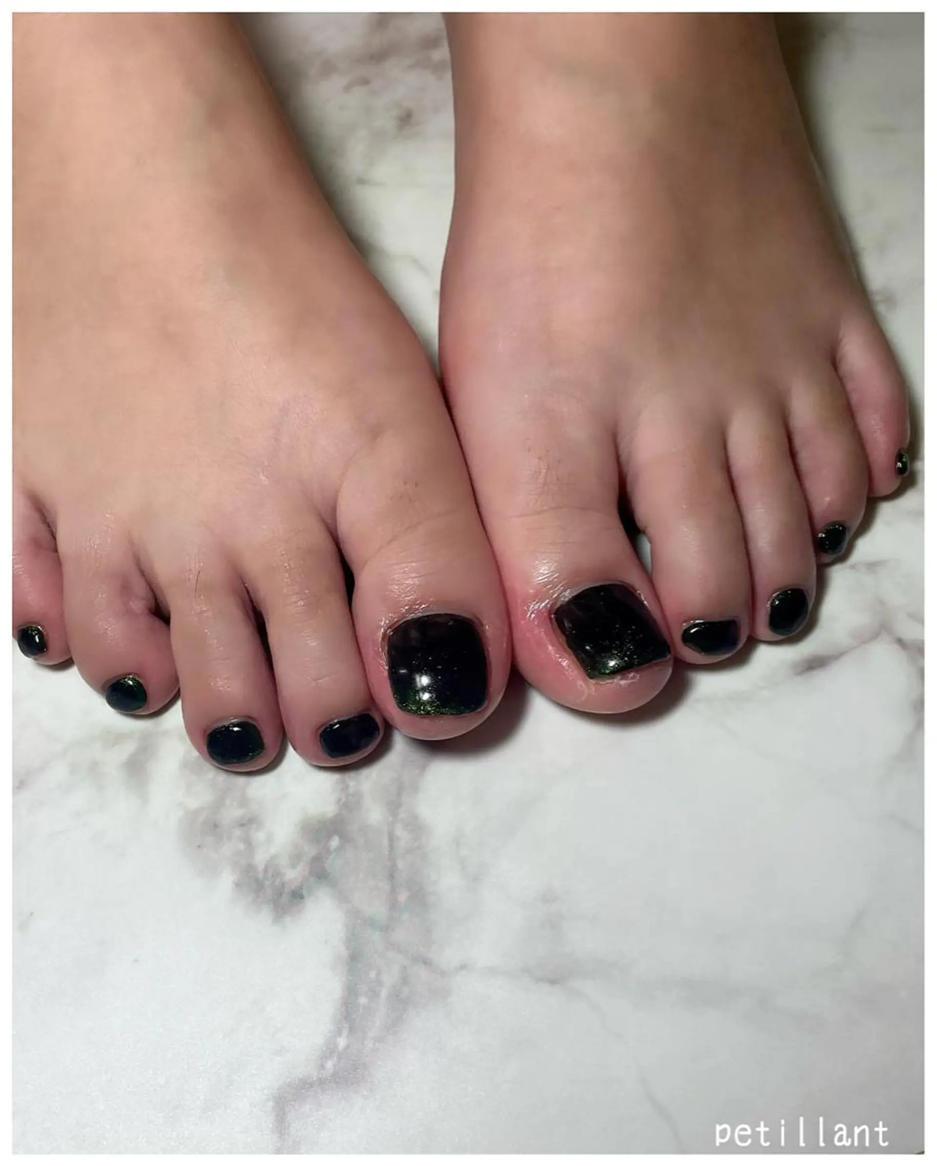ネイル フットネイル グリーン キラキラネイル マグネットネイル おそろいネイル nail salon petillantのネイルデザイン