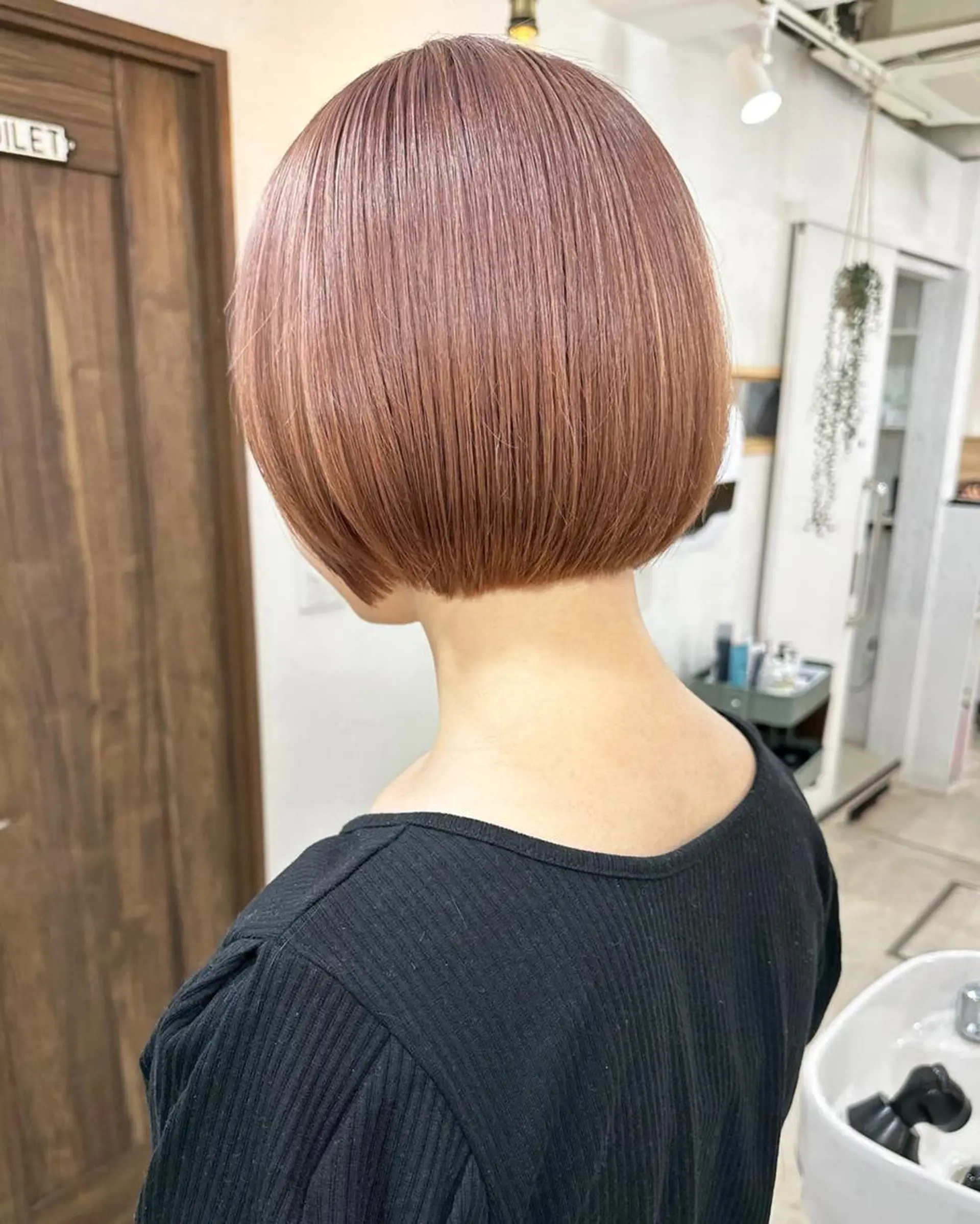 ショート カラー パーマ 切りっぱなしボブ 前下がりボブ ショートボブ 黒髪 イヤリングカラー 銀座No.1髪質改善 縮毛矯正/本木のヘアスタイル