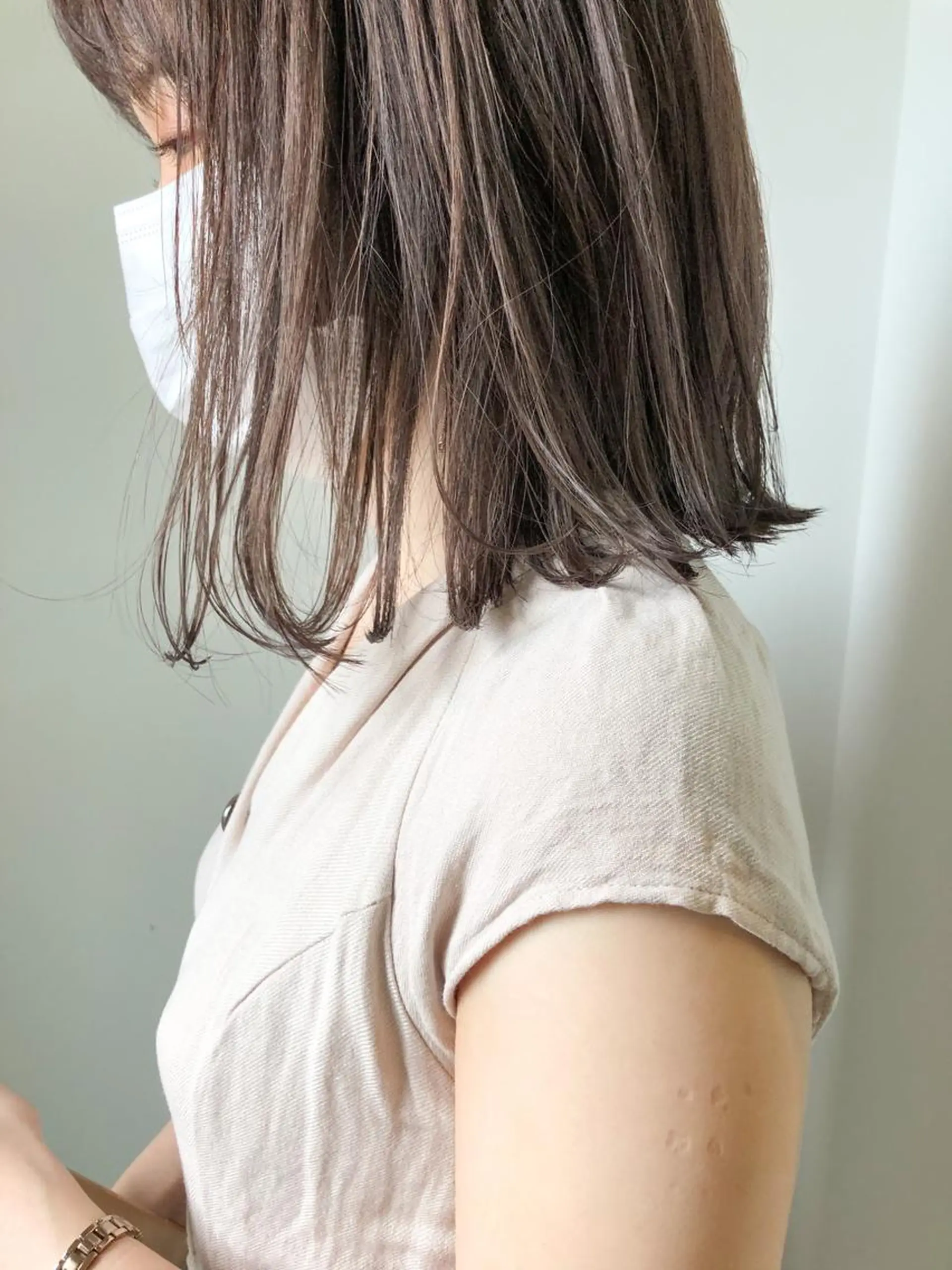 ミディアム カラー アッシュ 透明感カラー ハイライトカラー インナーカラー ハイライト 岡本康平/ボブ /ブリーチ/レイヤーのヘアスタイル