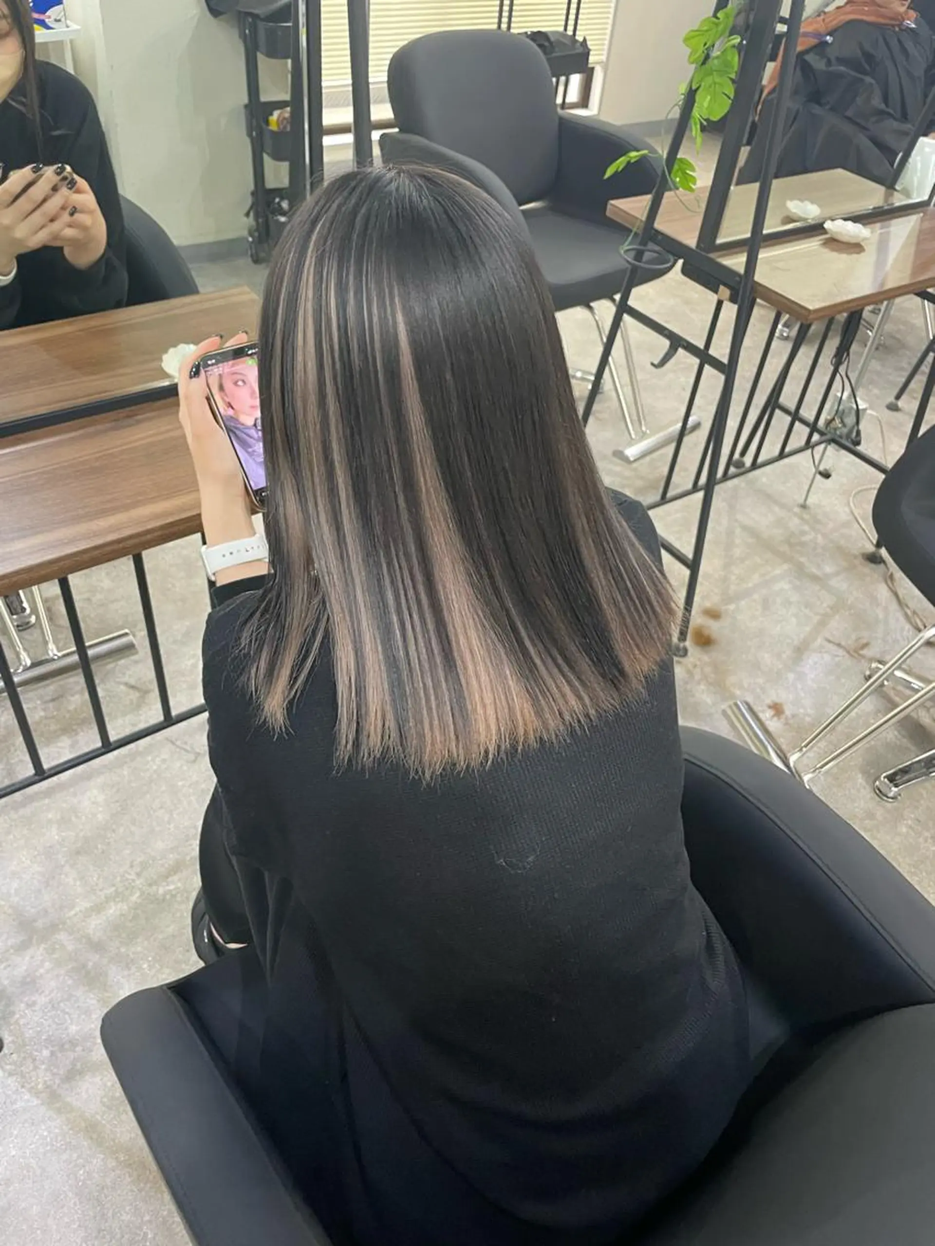 ミディアム ミディアムパーマ ボブ ハイライト 髪質改善 レイヤーカット ヘアカラー Hiroto／ インナーカラー／神戸のヘアスタイル