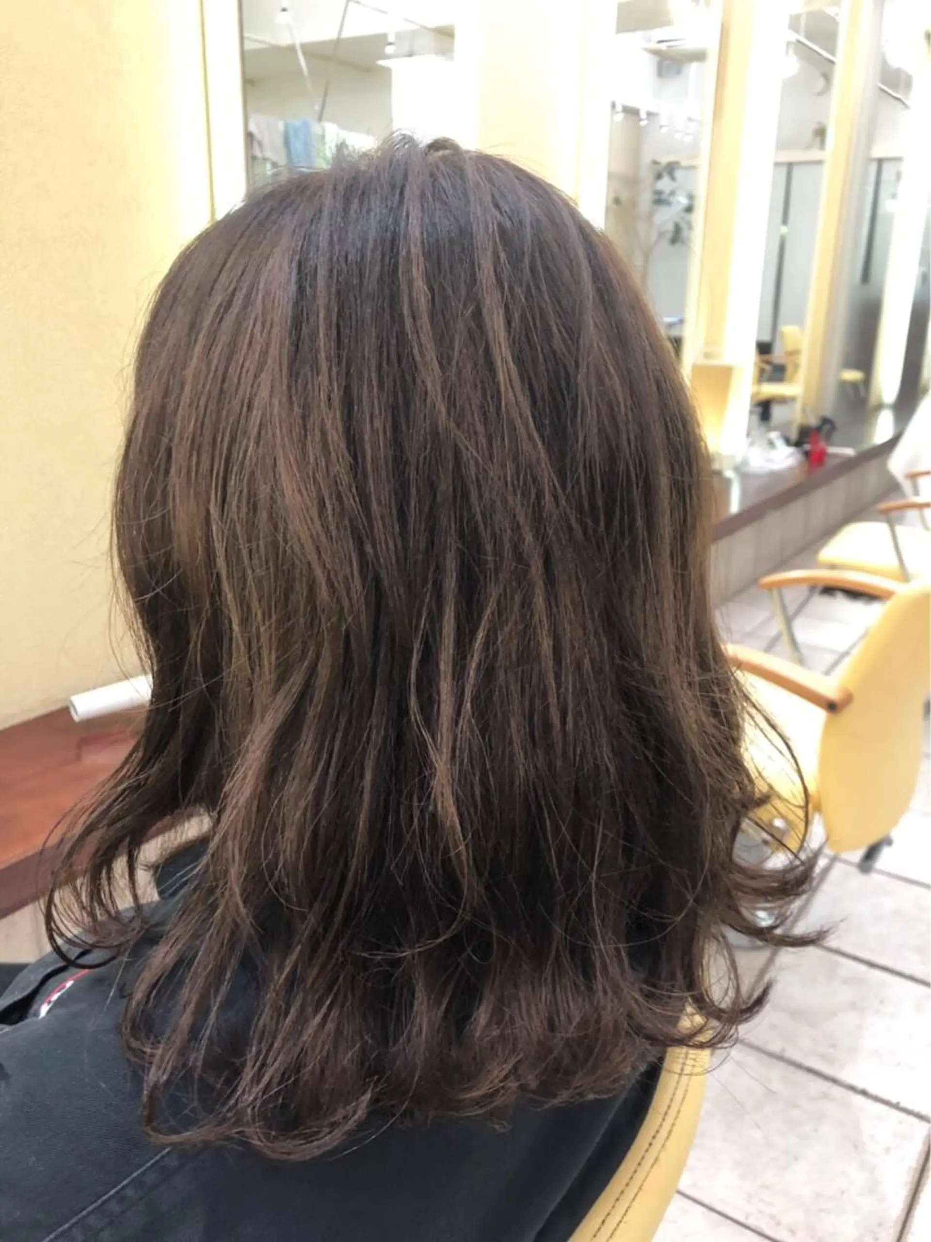 セミロング カラー ブラウンカラー 塩谷 雪花のヘアスタイル