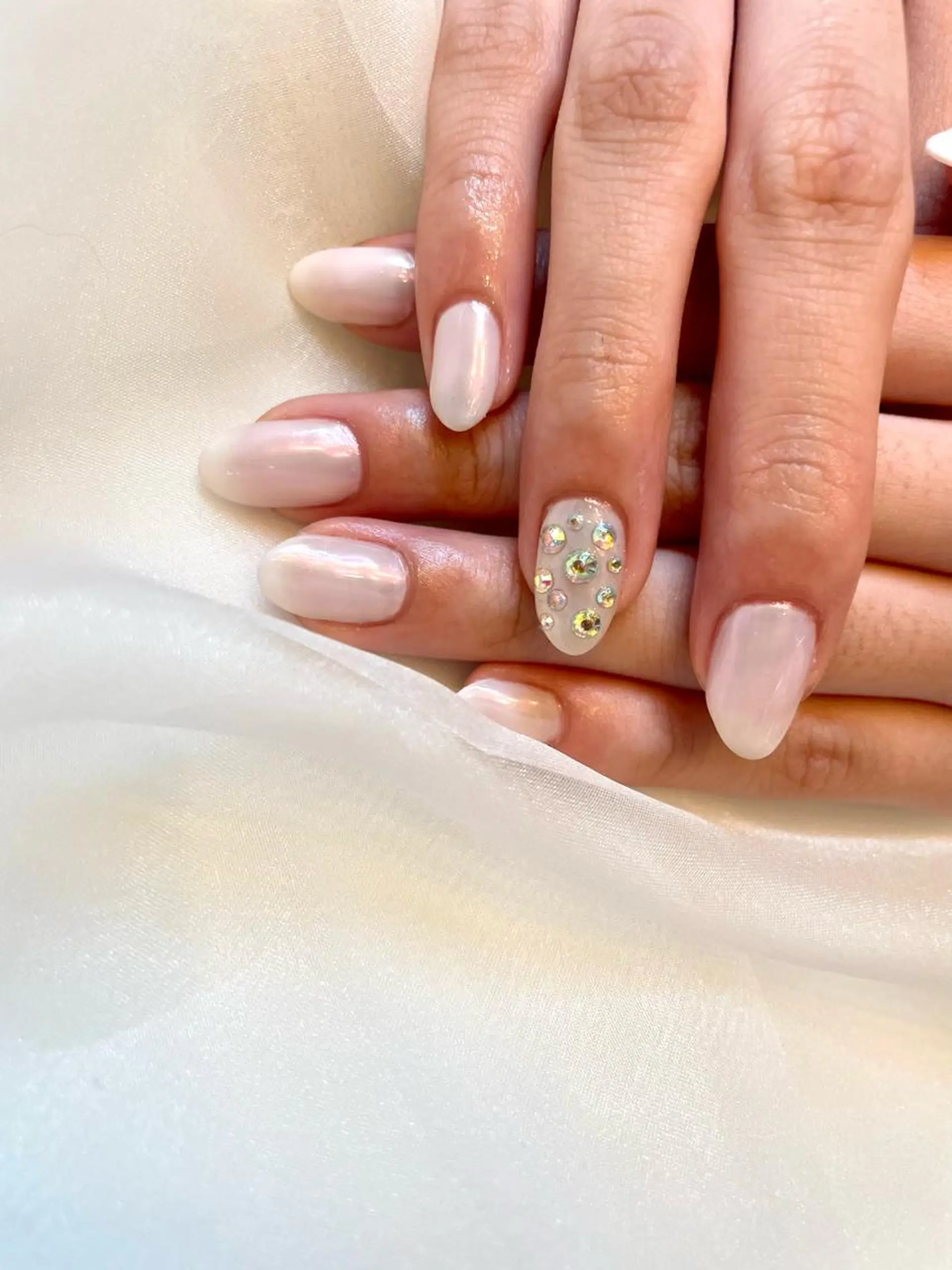 ネイル オーロラネイル ホワイト salon te.のネイルデザイン