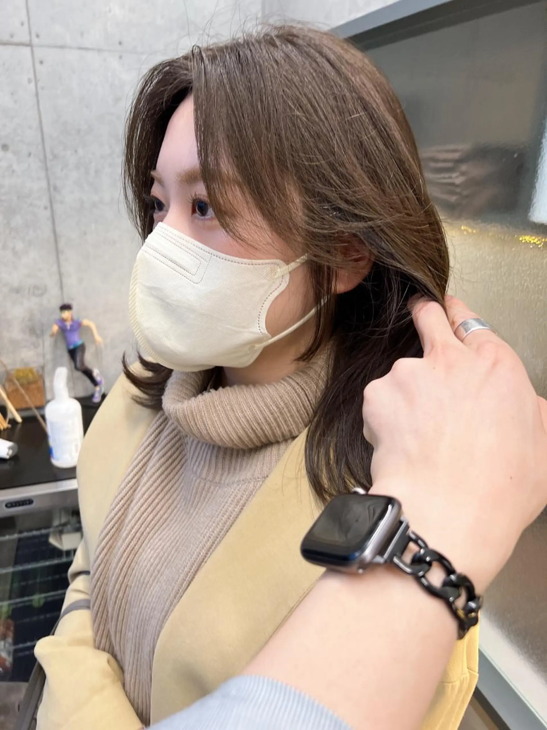 ミディアム カラー ヘアアレンジ ベージュカラー ブリーチ ブリーチなしカラー オリーブベージュ 顔まわりレイヤー 誰より丁寧なカット/ 小林輝/レイヤーのヘアスタイル