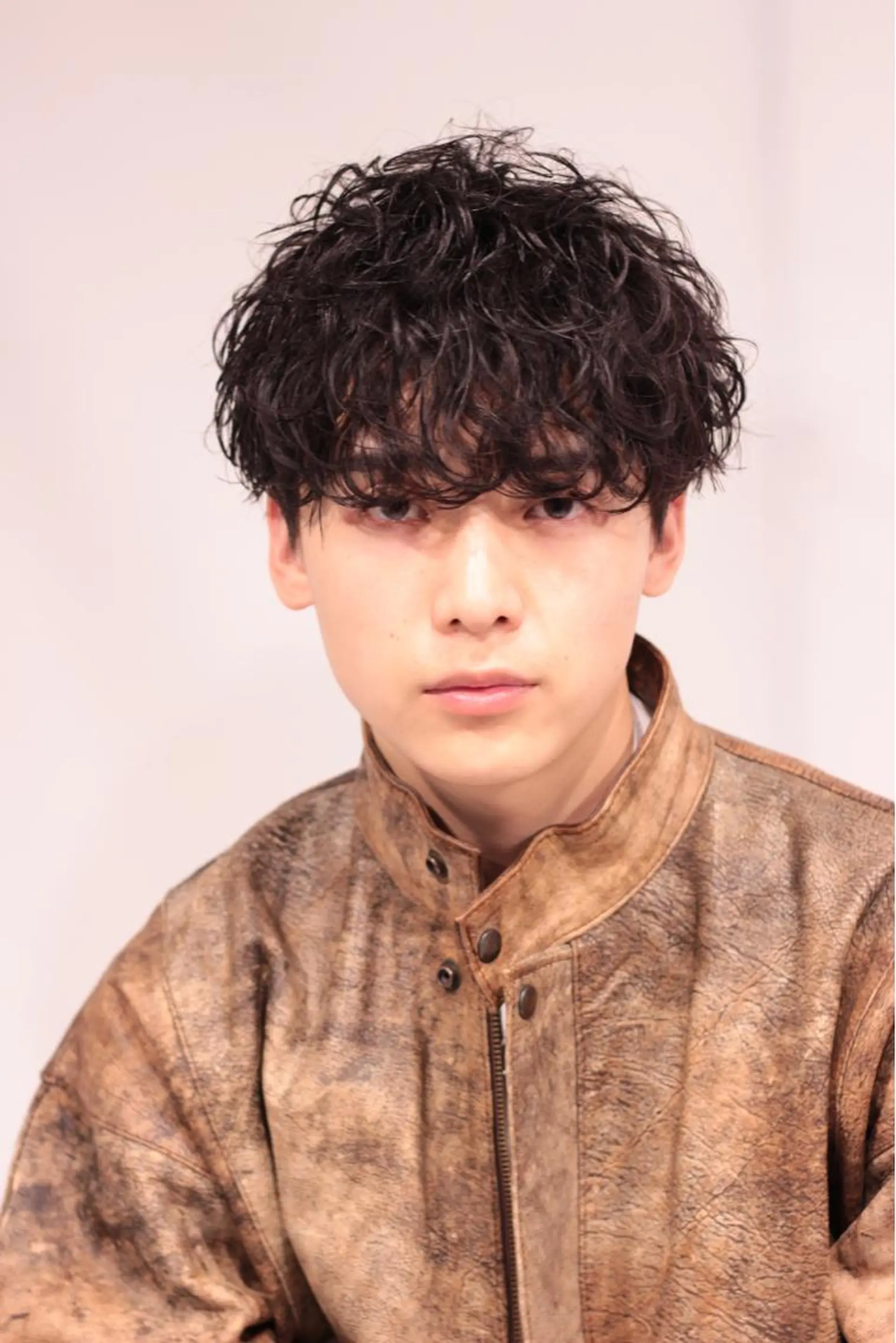 ショート カラー パーマ ヘアアレンジ メンズ メンズブリーチ センターパート メンズハイライト メンズハイトーン マッシュウルフ カット パーマ トリートメント ヘッドスパ ヘアセット スパイキー/フェザー /波巻き/かいとのヘアスタイル