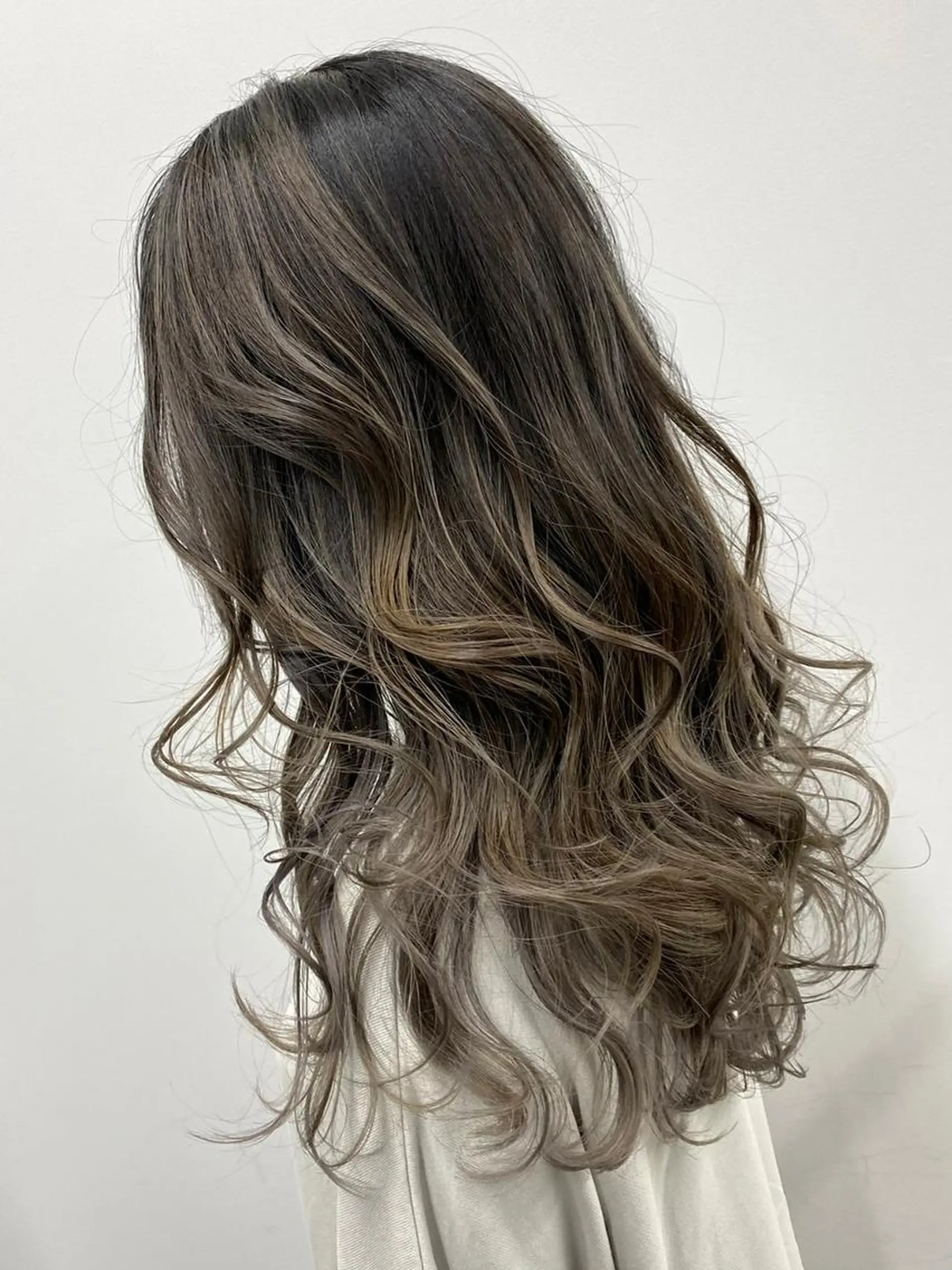 ミディアム カラー ヘアアレンジ グレージュ 【公式】amble luxe池袋東口🩷のヘアスタイル