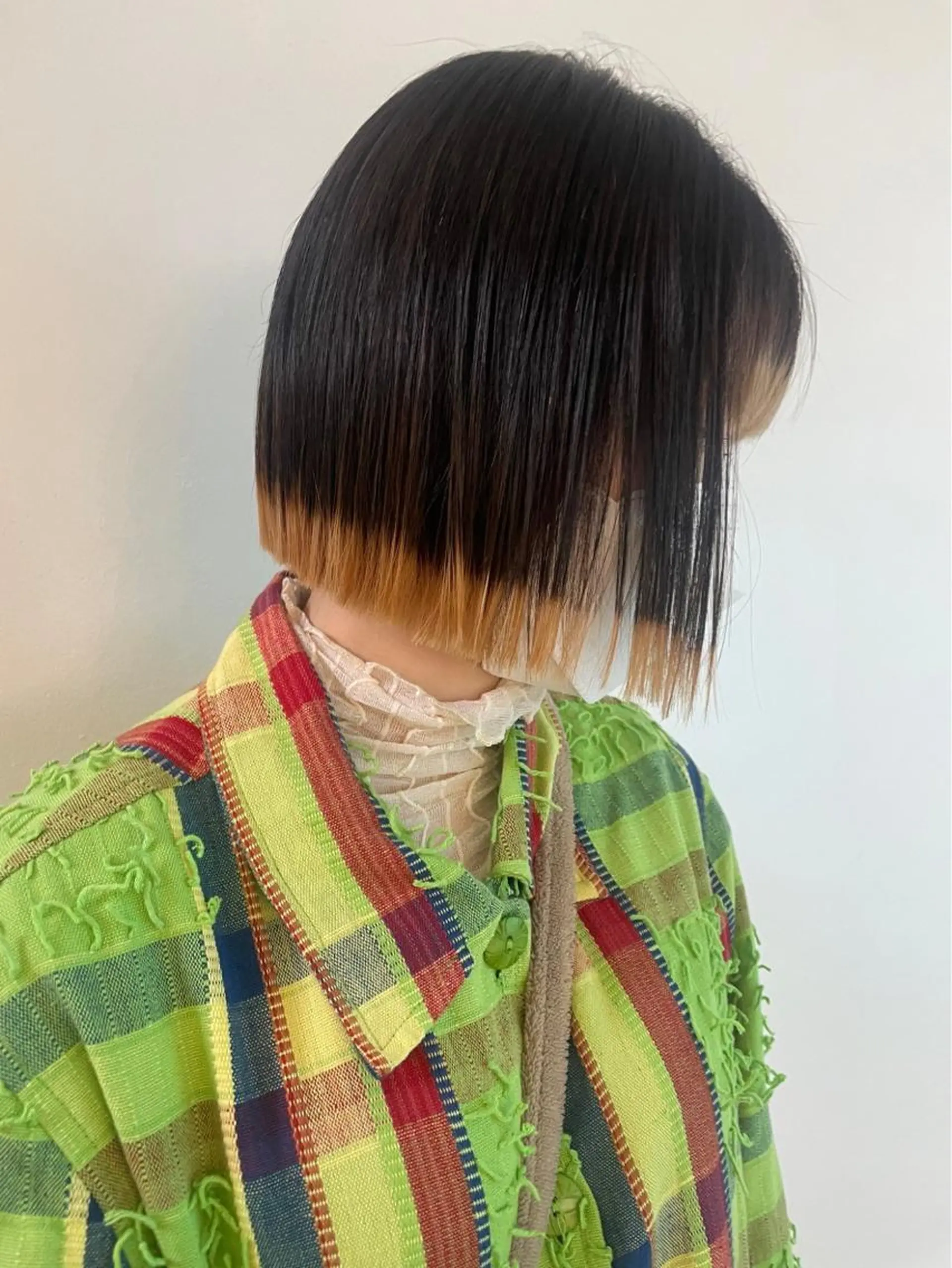 ショート カラー 切りっぱなしボブ レイヤー/縮毛矯正のヘアスタイル