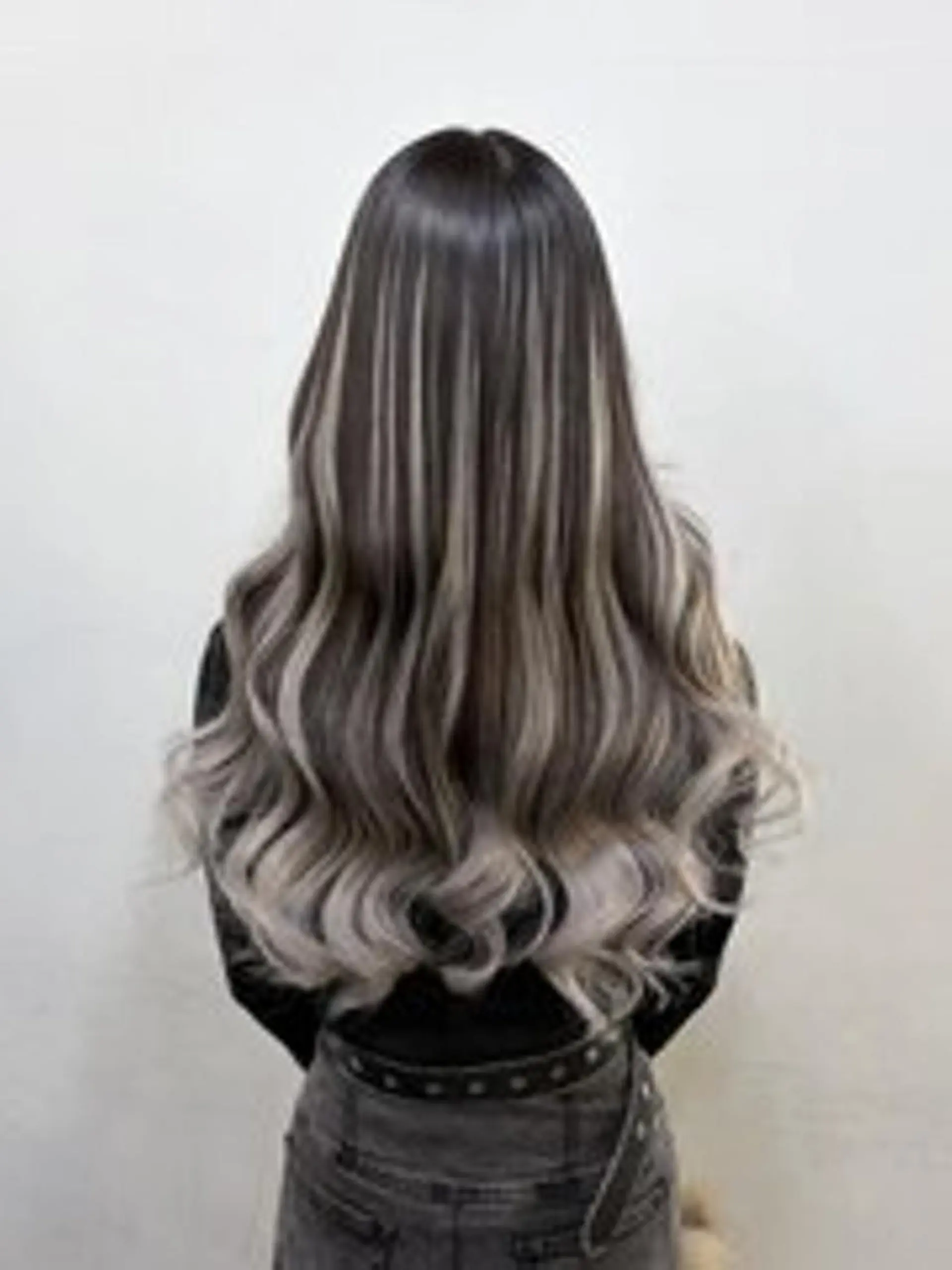 ロング ヘアアレンジ カラー シールエクステ 黒髪 ブリーチ ダブルカラー ハイトーンカラー LuciA エクステカラーのヘアスタイル