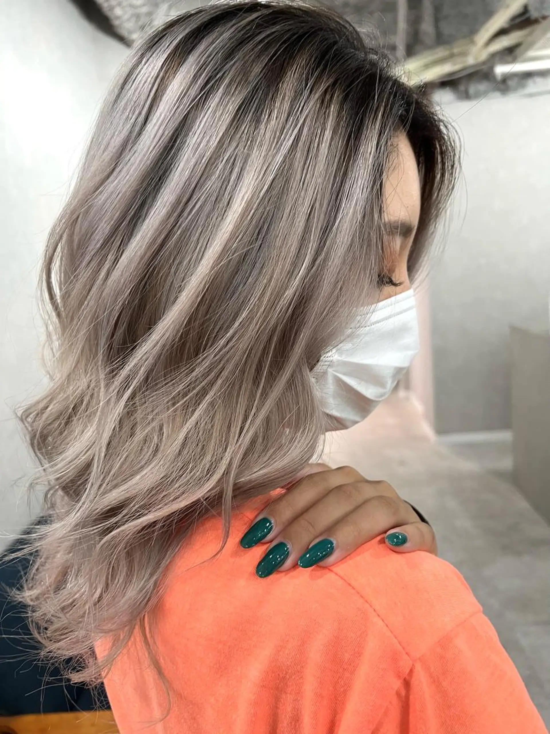 セミロング ヘアカラー Aika 🖤のヘアスタイル